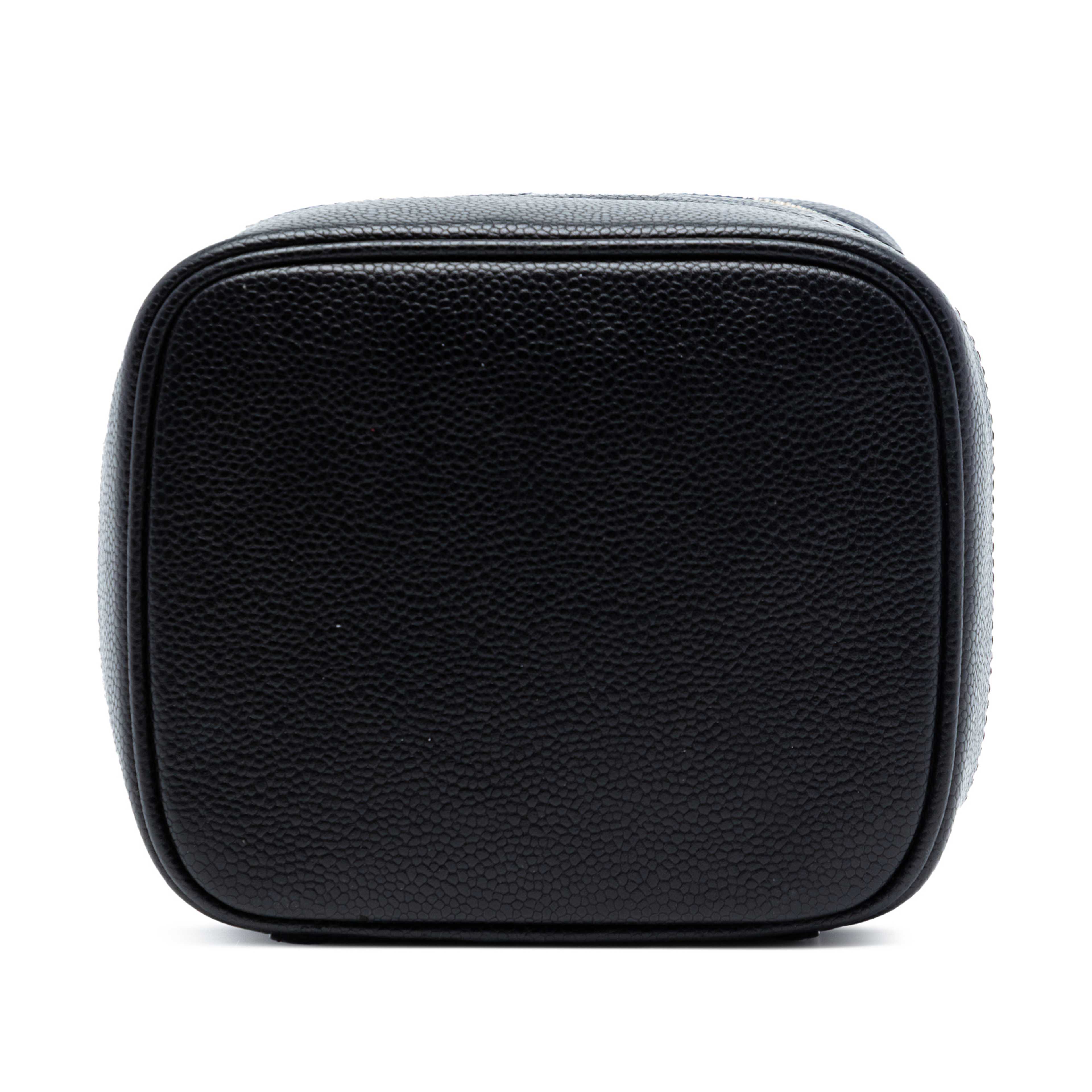 Chanel Cc Caviar Vanity Bag, från Luxclusif, i färgen black. Klicka för att öppna bilden i stort format