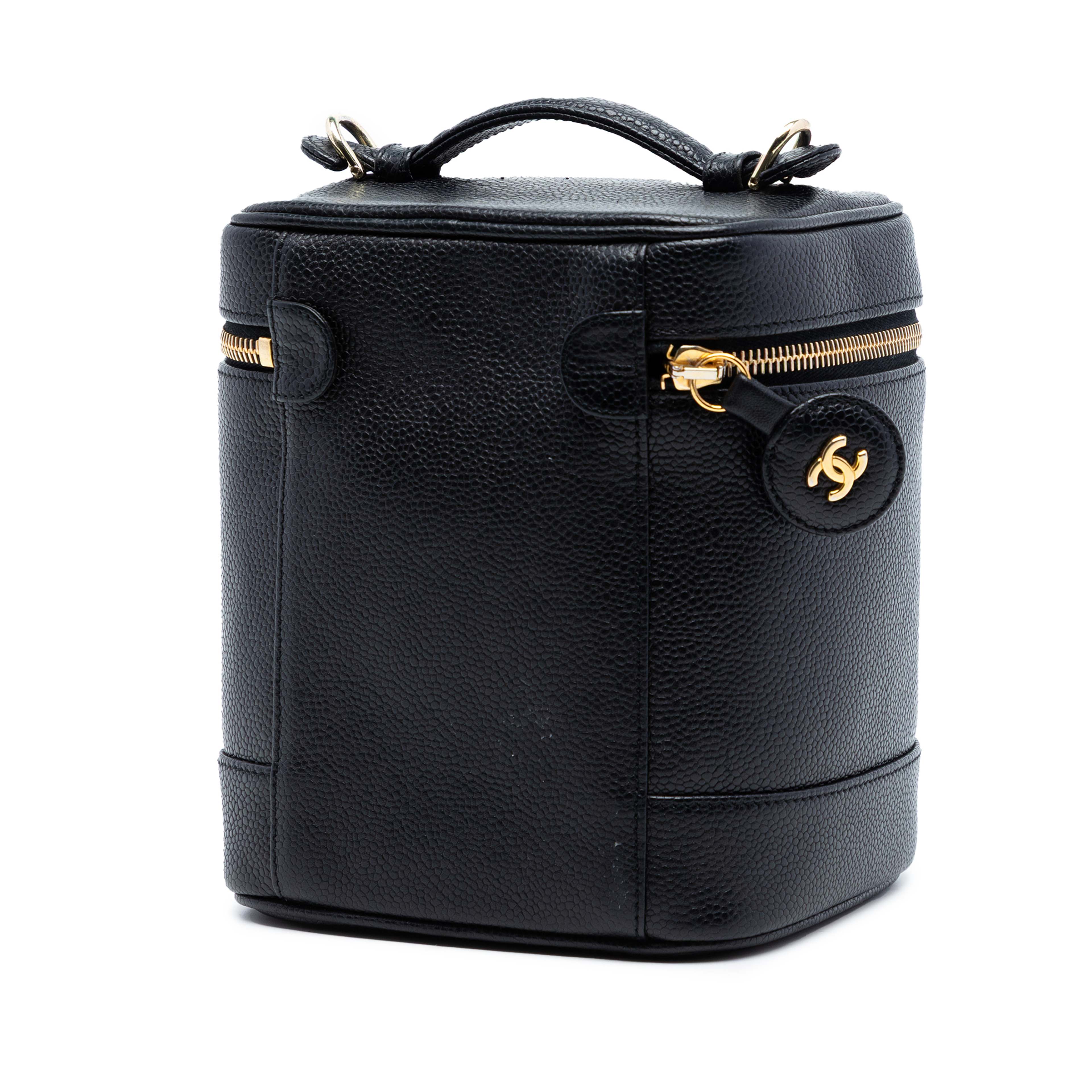 Chanel Cc Caviar Vanity Bag, från Luxclusif, i färgen black. Klicka för att öppna bilden i stort format