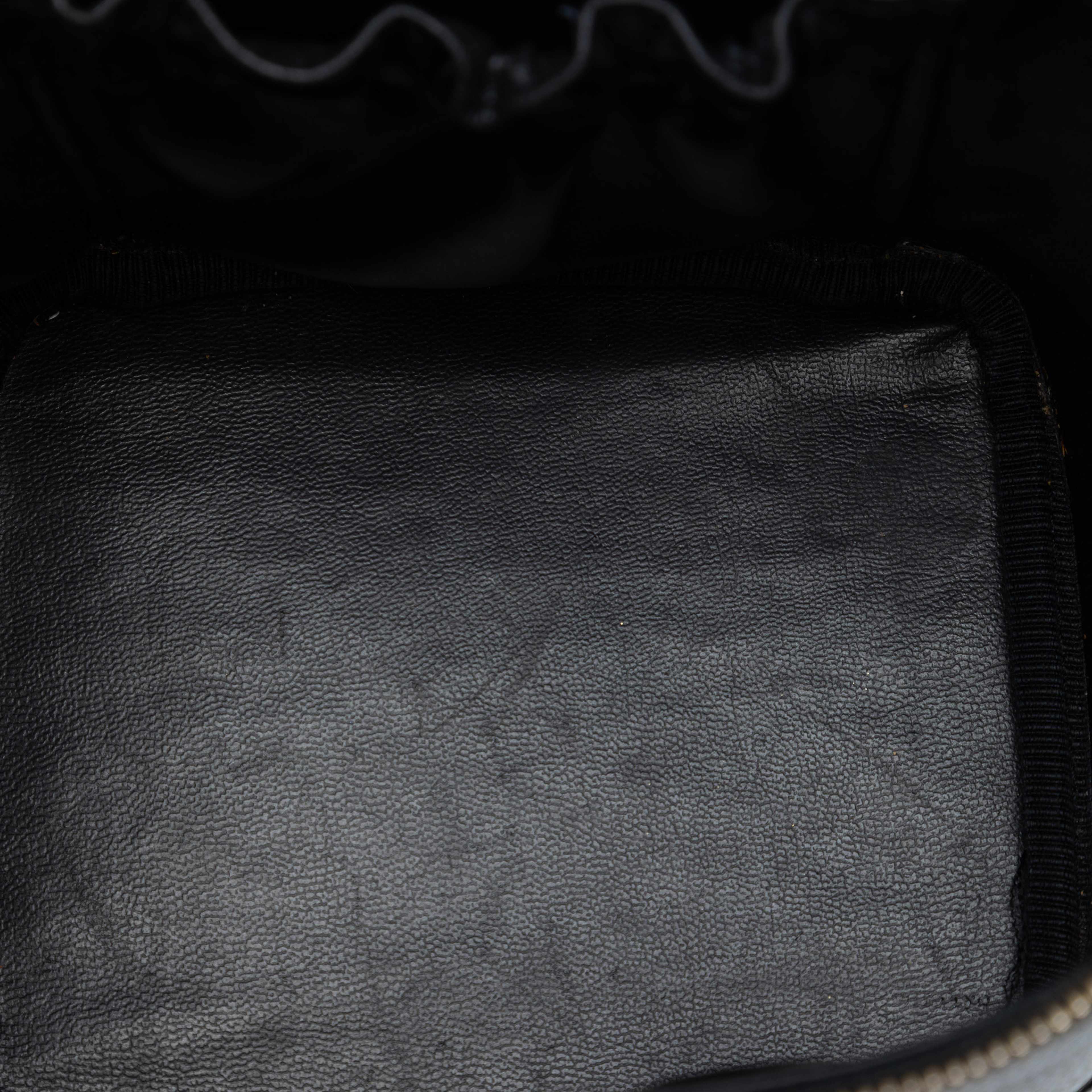 Chanel Cc Caviar Vanity Bag, från Luxclusif, i färgen black. Klicka för att öppna bilden i stort format