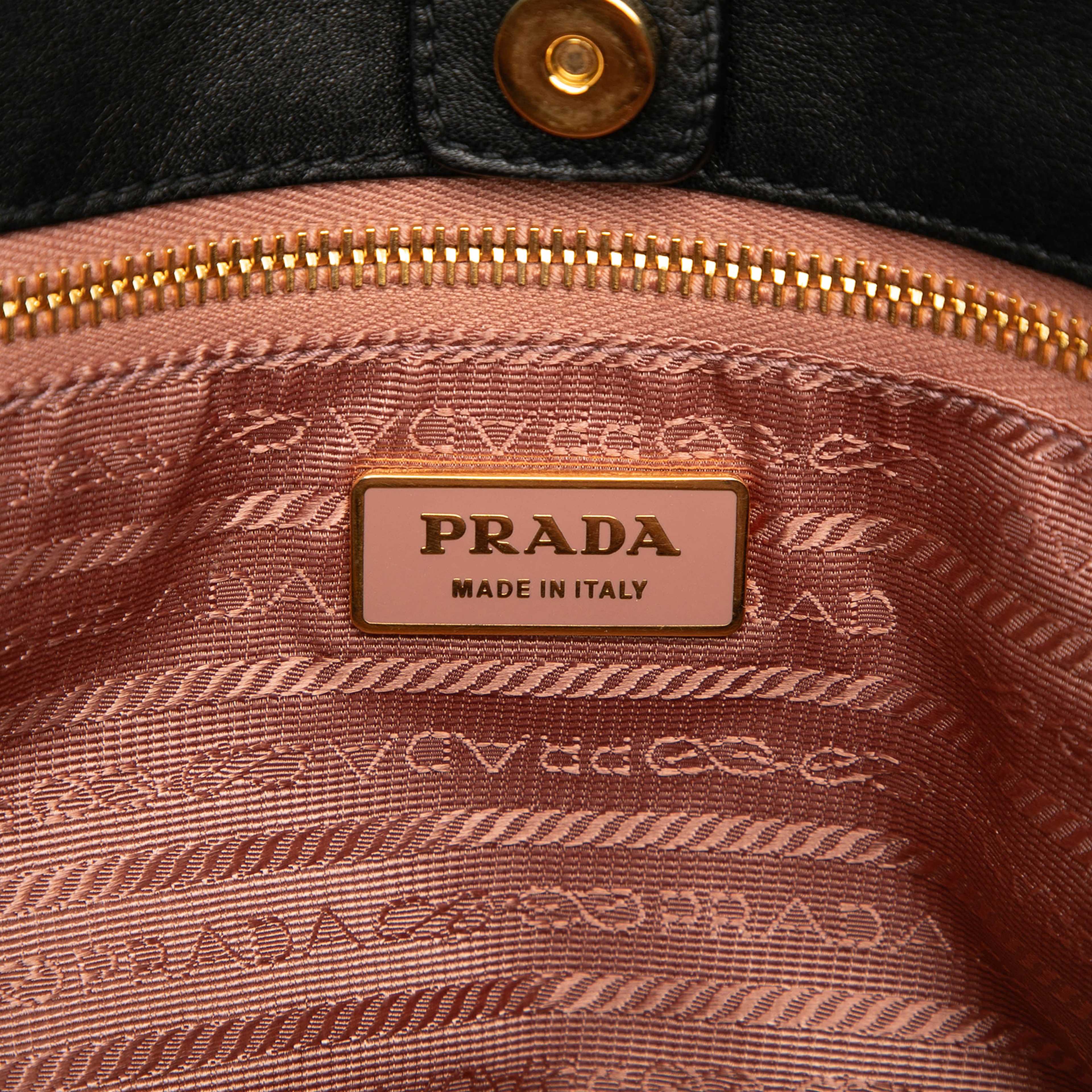 Prada Tessuto Fiocco Bow Tote, från Luxclusif, i färgen black. Klicka för att öppna bilden i stort format