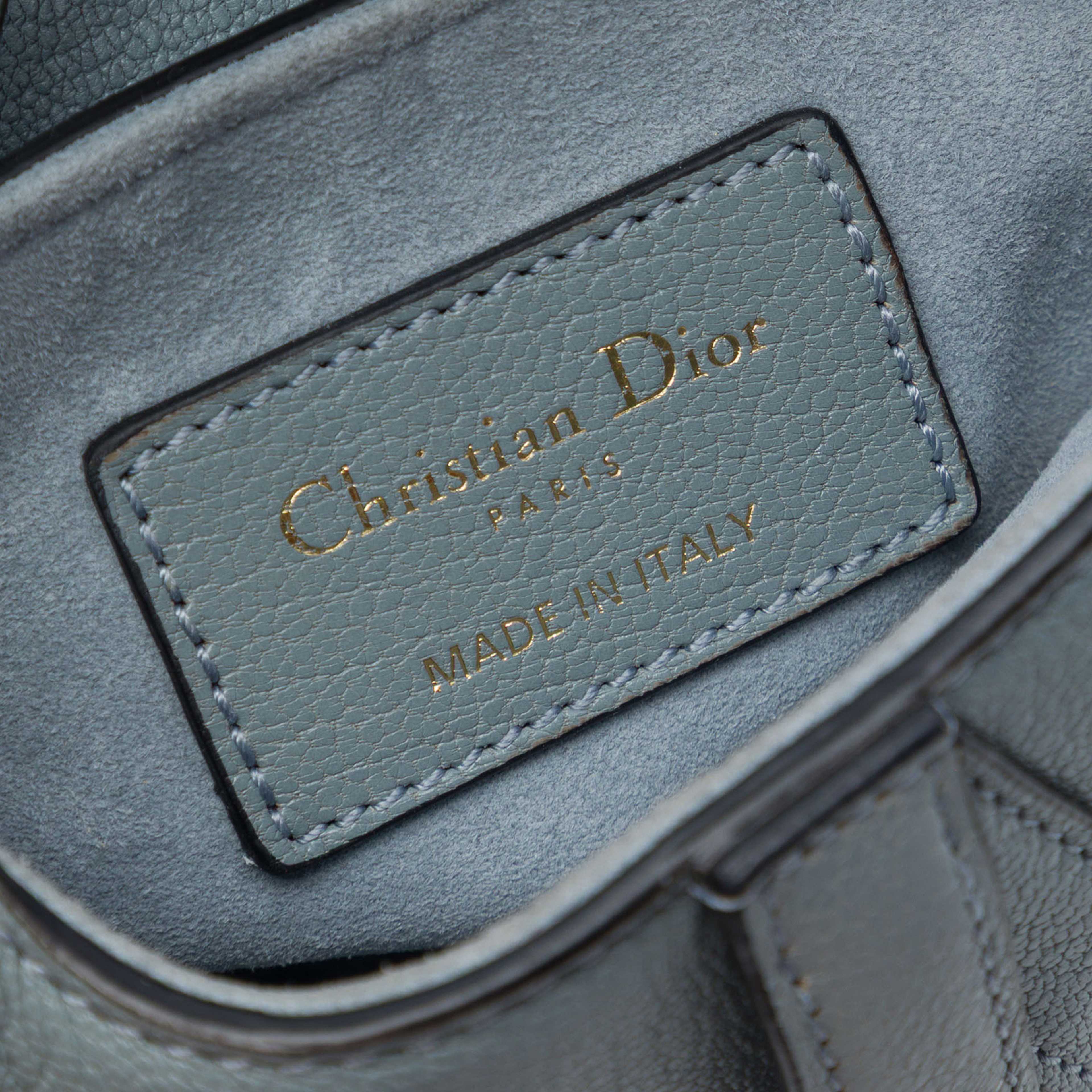 Dior Micro Goatskin Saddle Bag, från Luxclusif, i färgen blå. Klicka för att öppna bilden i stort format