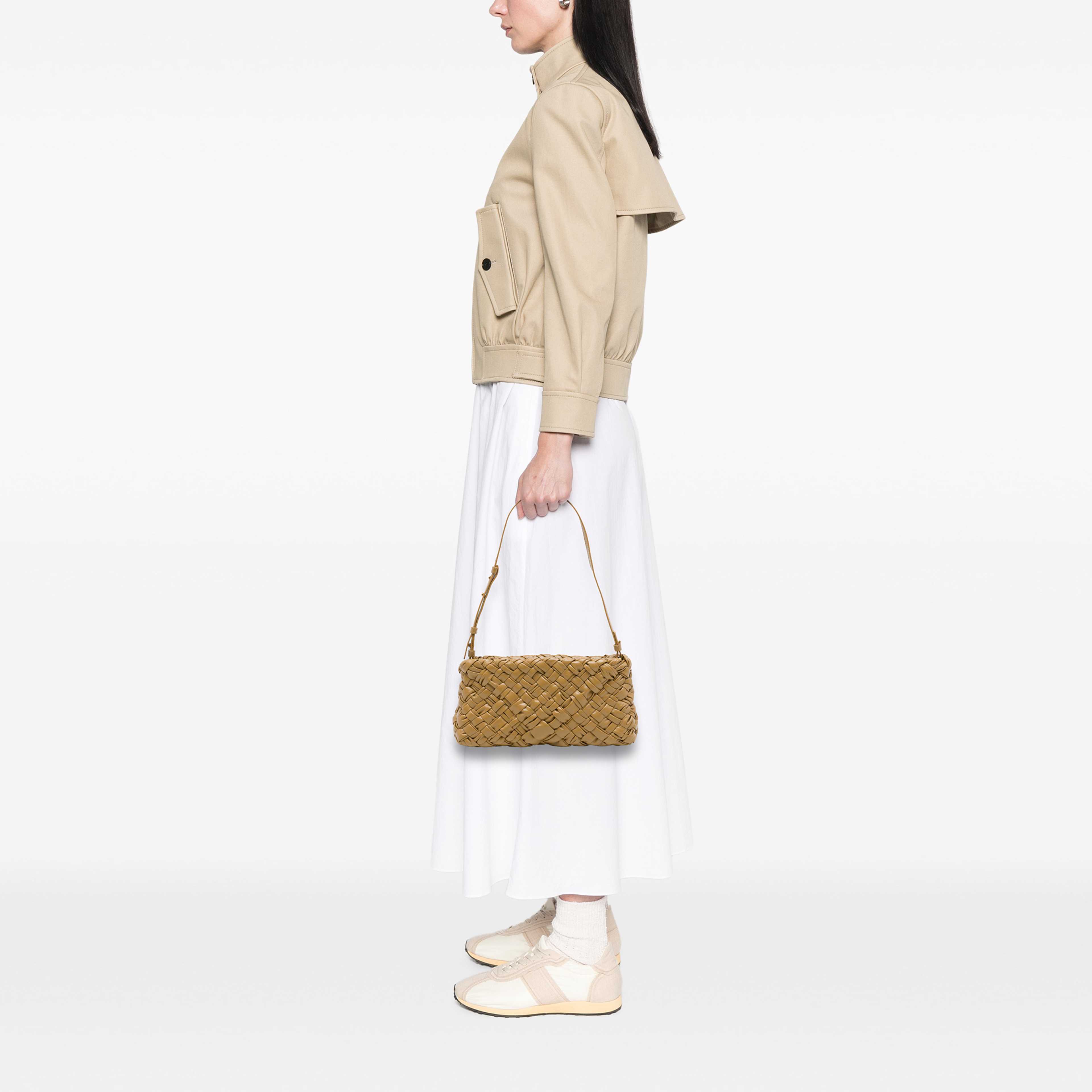 Bottega Veneta Nappa Intrecciato Kalimero Cha Cha Shoulder Bag, från Luxclusif, i färgen brun. Klicka för att öppna bilden i stort format