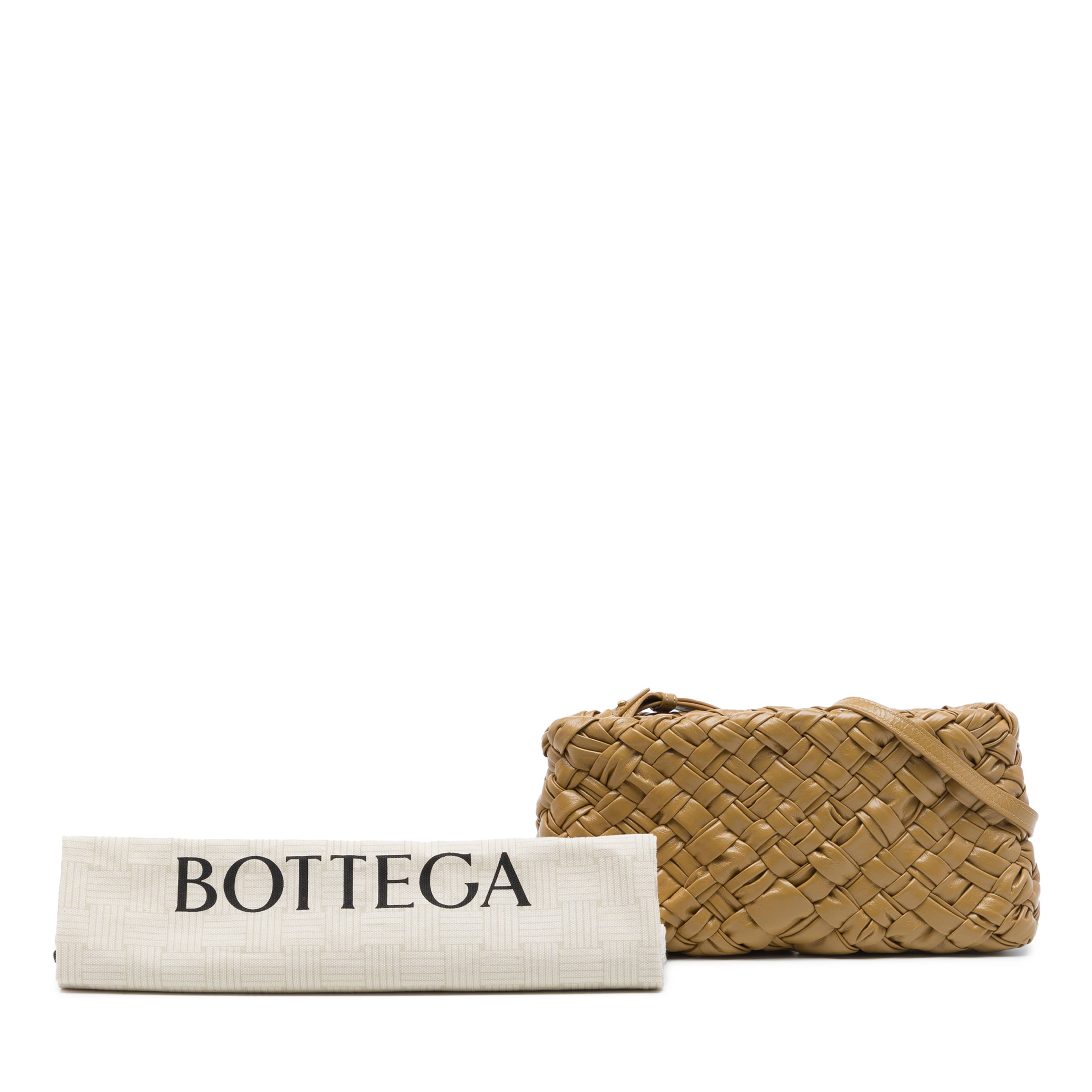 Bottega Veneta Nappa Intrecciato Kalimero Cha Cha Shoulder Bag, från Luxclusif, i färgen brun. Klicka för att öppna bilden i stort format