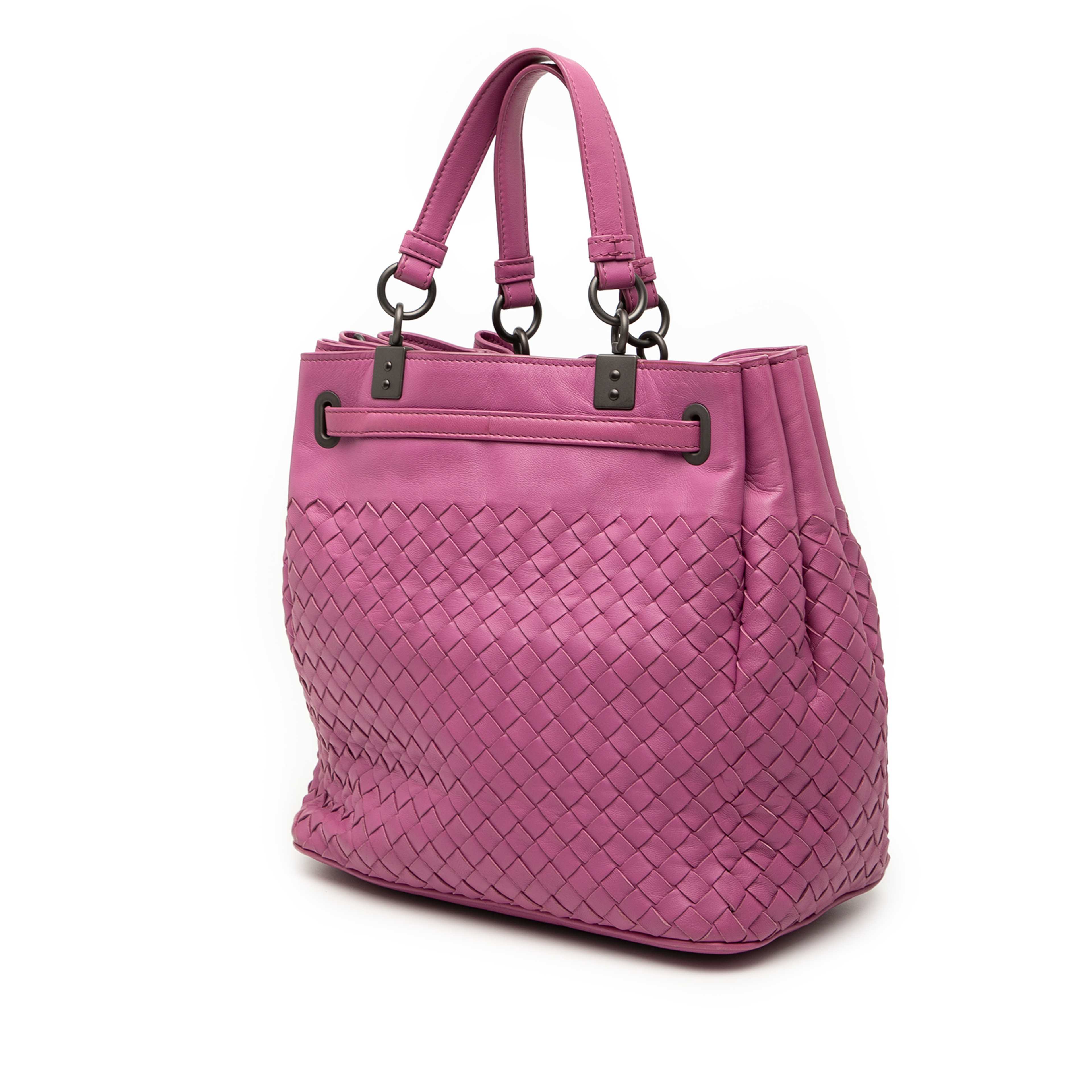 Bottega Veneta Nappa Intrecciato Bucket Bag, från Luxclusif, i färgen pink. Klicka för att öppna bilden i stort format