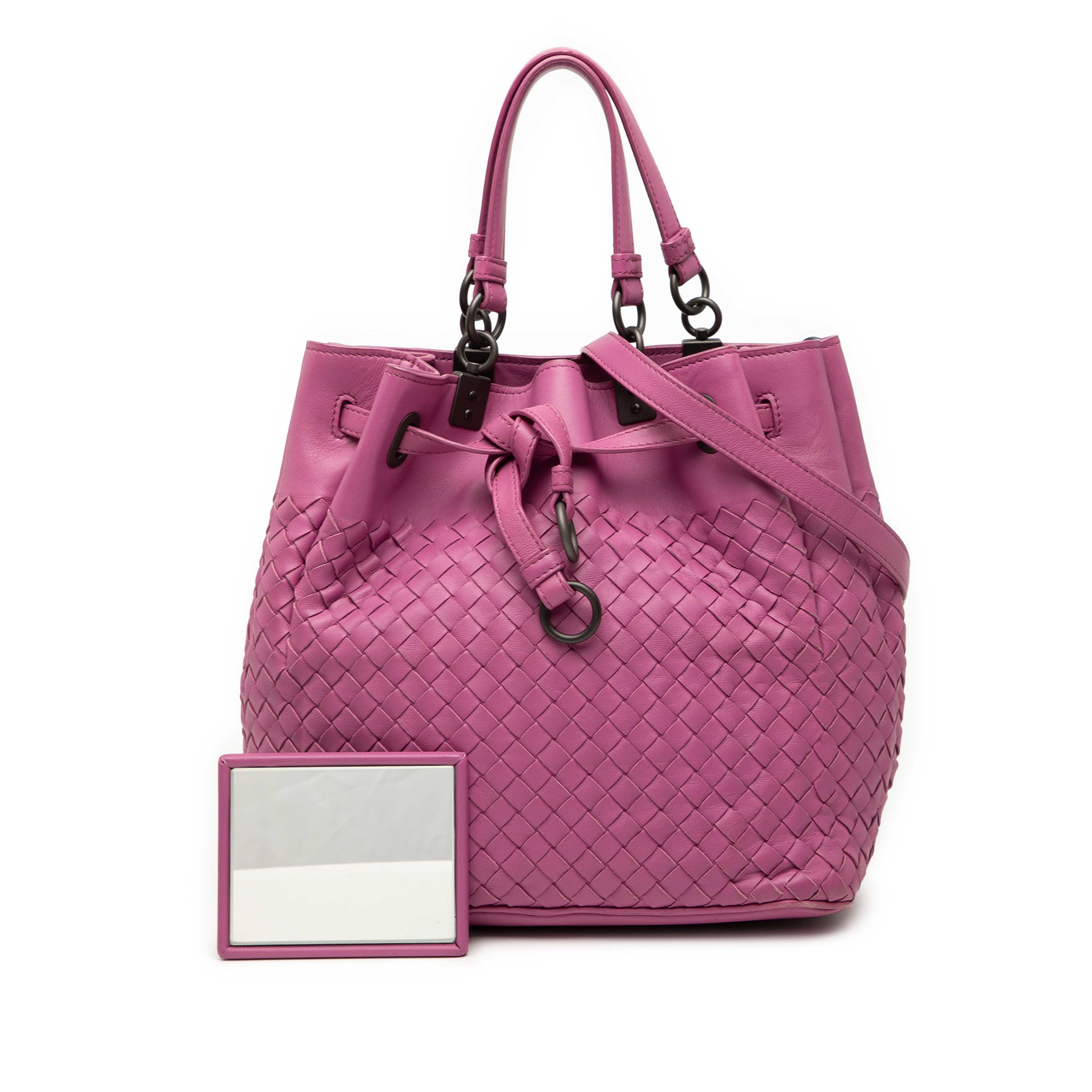 Bottega Veneta Nappa Intrecciato Bucket Bag, från Luxclusif, i färgen rosa. Klicka för att öppna bilden i stort format