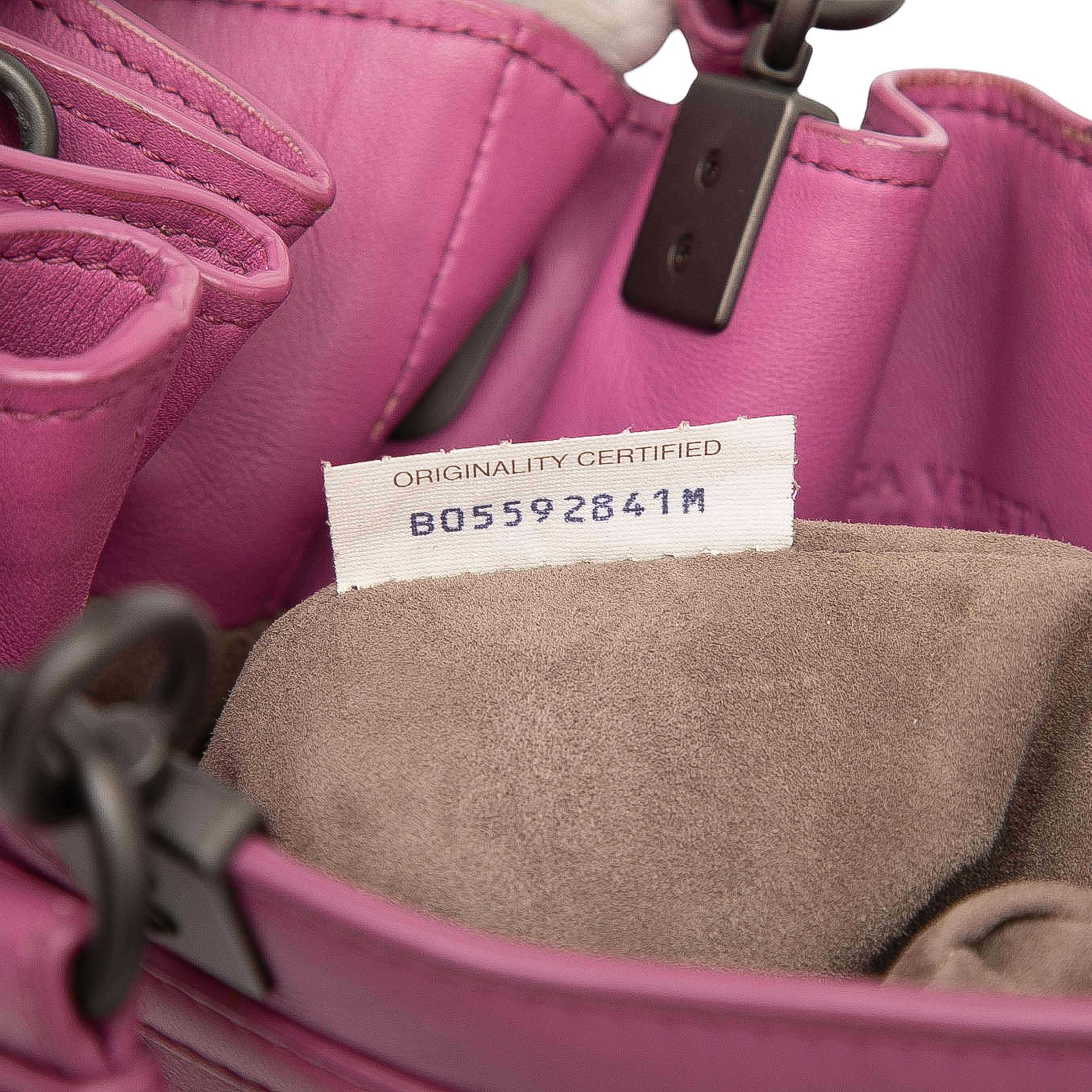 Bottega Veneta Nappa Intrecciato Bucket Bag, från Luxclusif, i färgen pink. Klicka för att öppna bilden i stort format