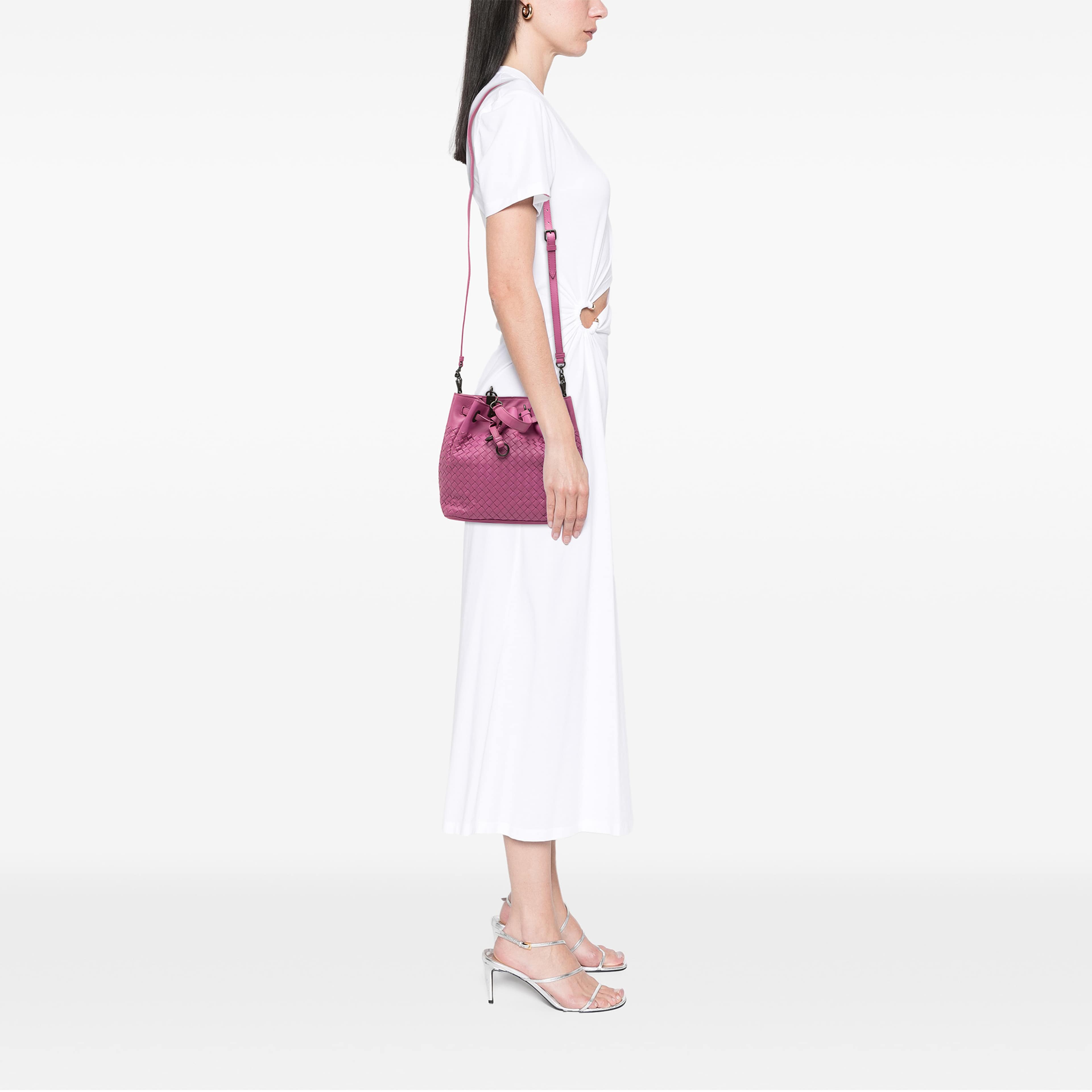 Bottega Veneta Nappa Intrecciato Bucket Bag, från Luxclusif, i färgen rosa. Klicka för att öppna bilden i stort format