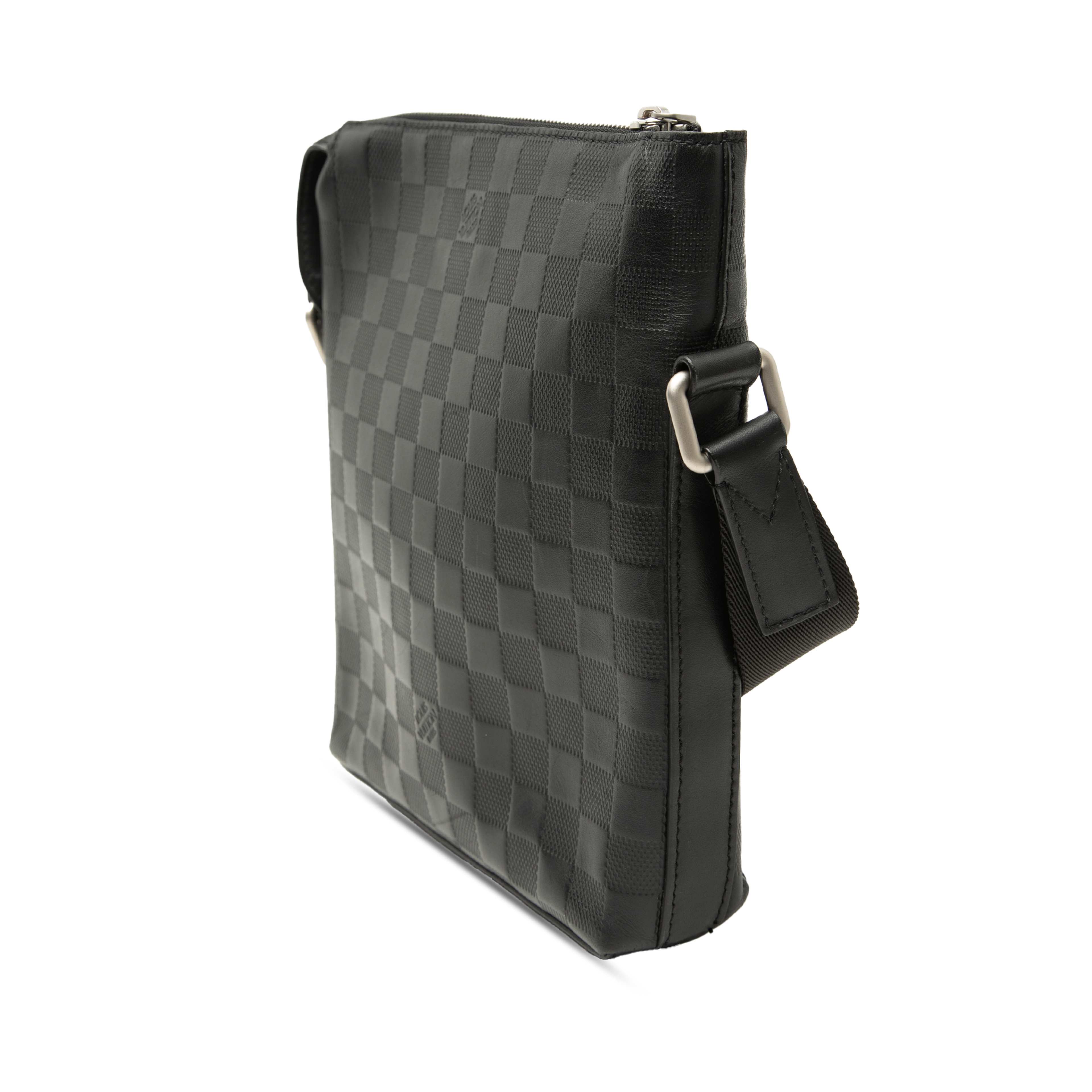 Louis Vuitton Damier Infini Discovery Messenger Bb, från Luxclusif, i färgen black. Klicka för att öppna bilden i stort format