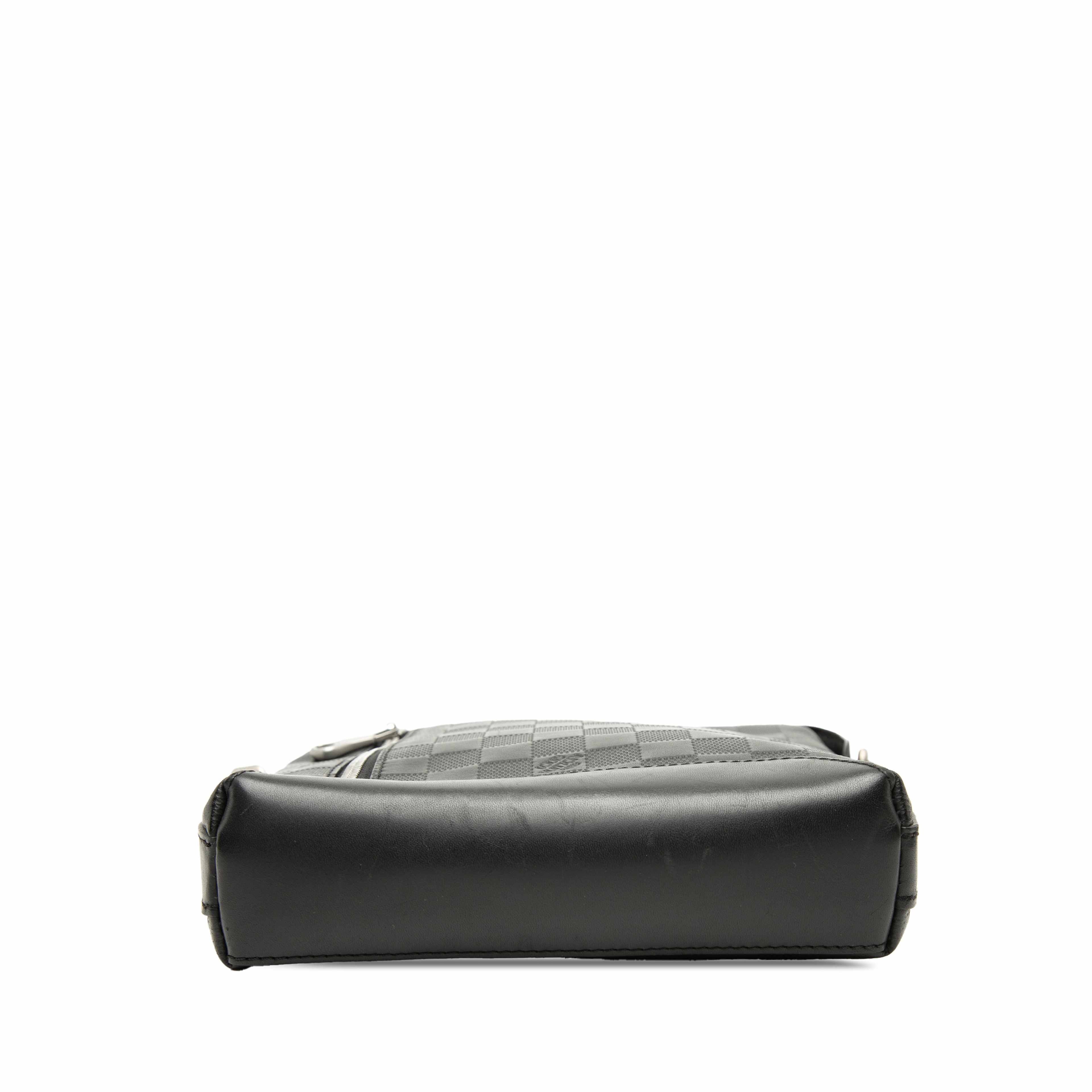 Louis Vuitton Damier Infini Discovery Messenger Bb, från Luxclusif, i färgen black. Klicka för att öppna bilden i stort format