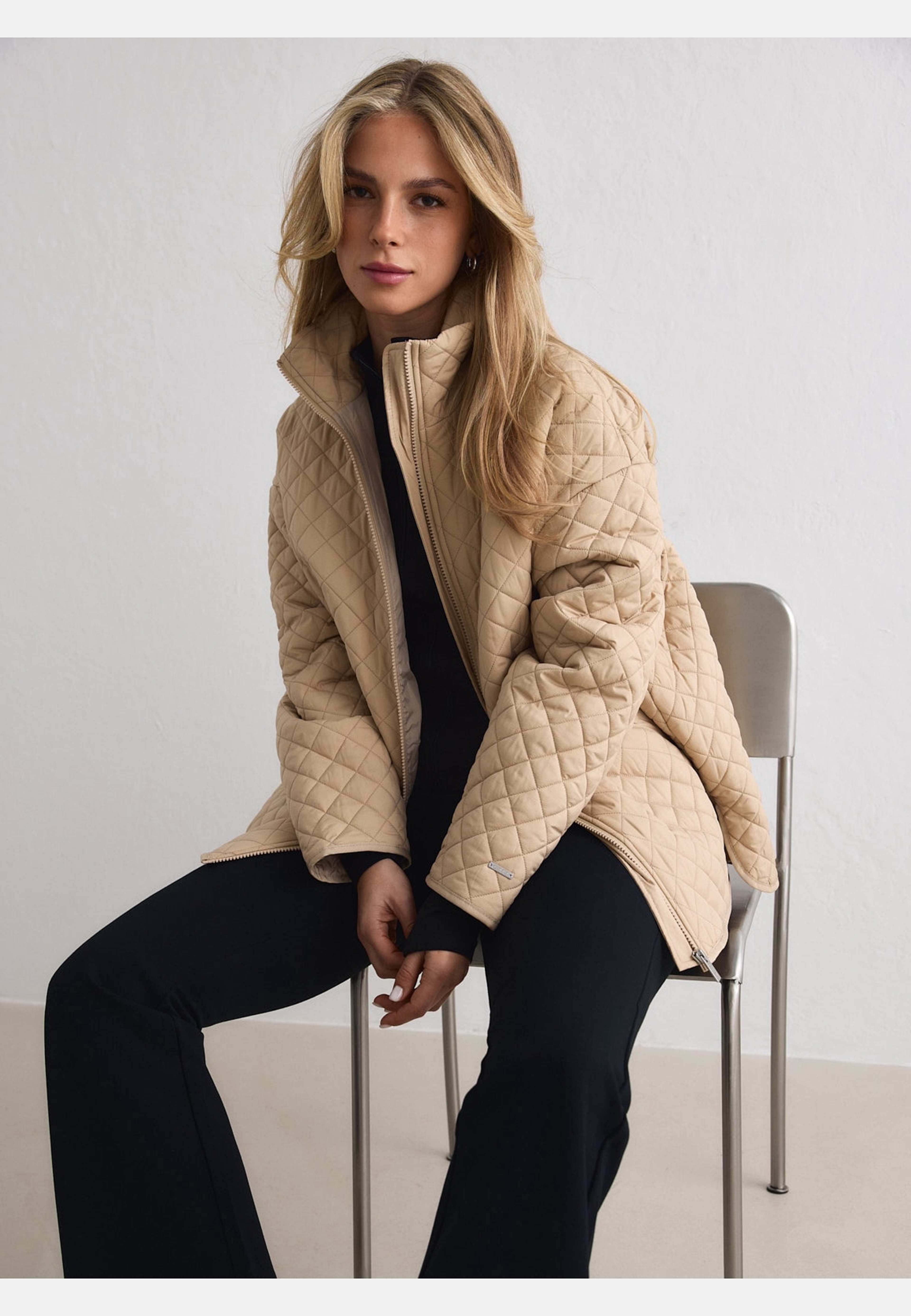 Oversized Quilted Jacket, från aim'n, i färgen beige. Klicka för att öppna bilden i stort format