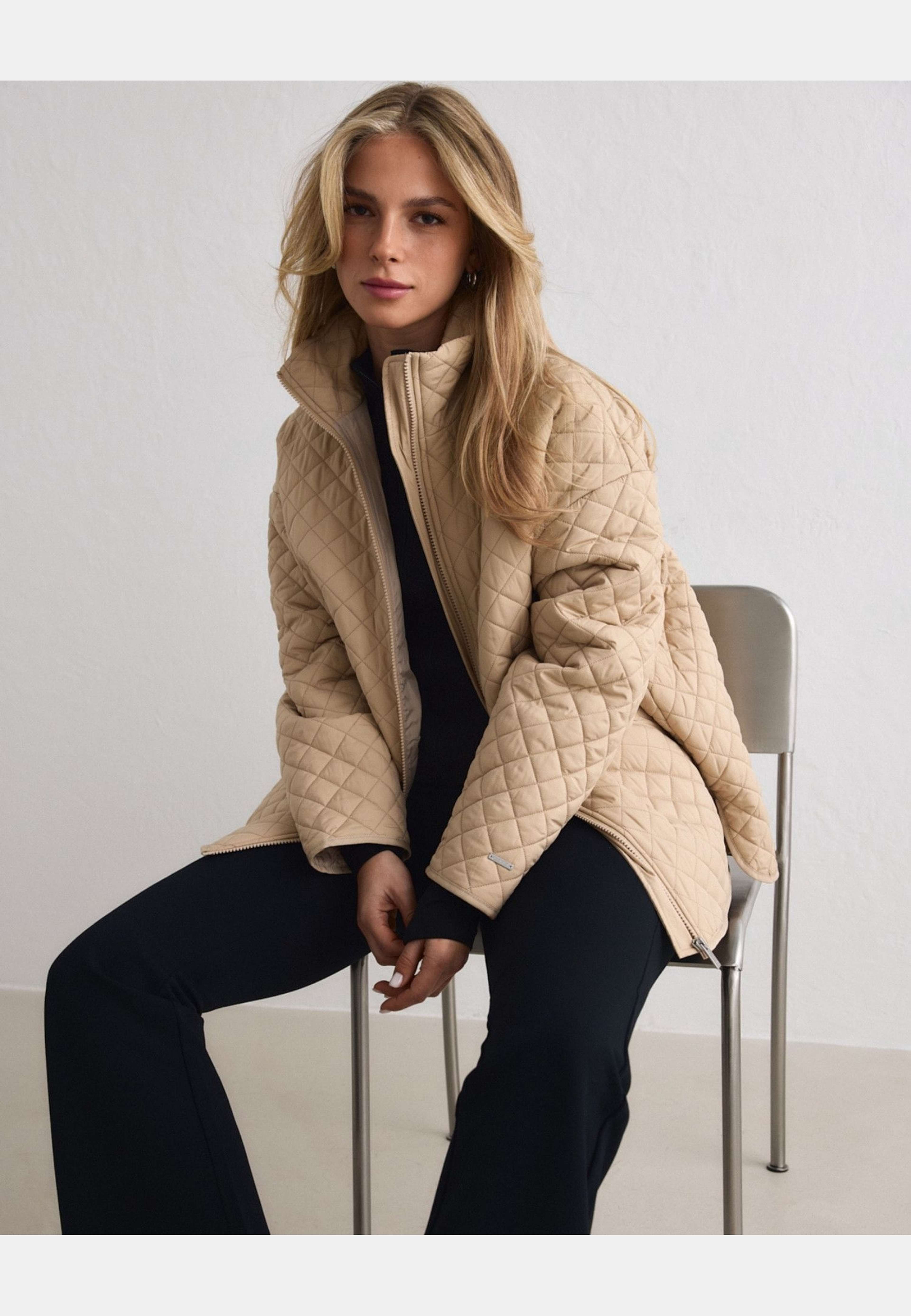 Oversized Quilted Jacket, från aim'n, i färgen beige. Klicka för att öppna bilden i stort format