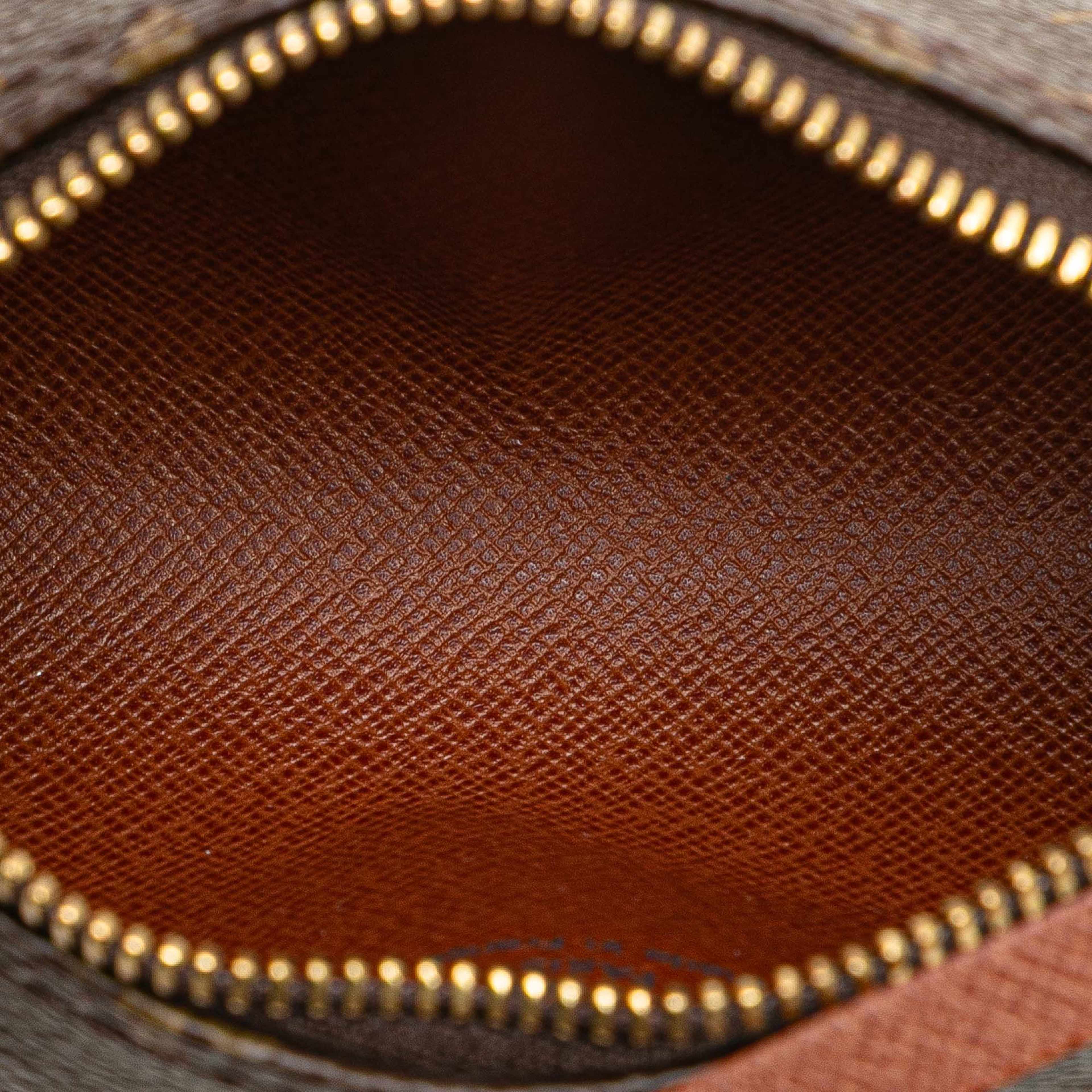 Louis Vuitton Monogram Papillon Pochette, från Luxclusif, i färgen brown. Klicka för att öppna bilden i stort format