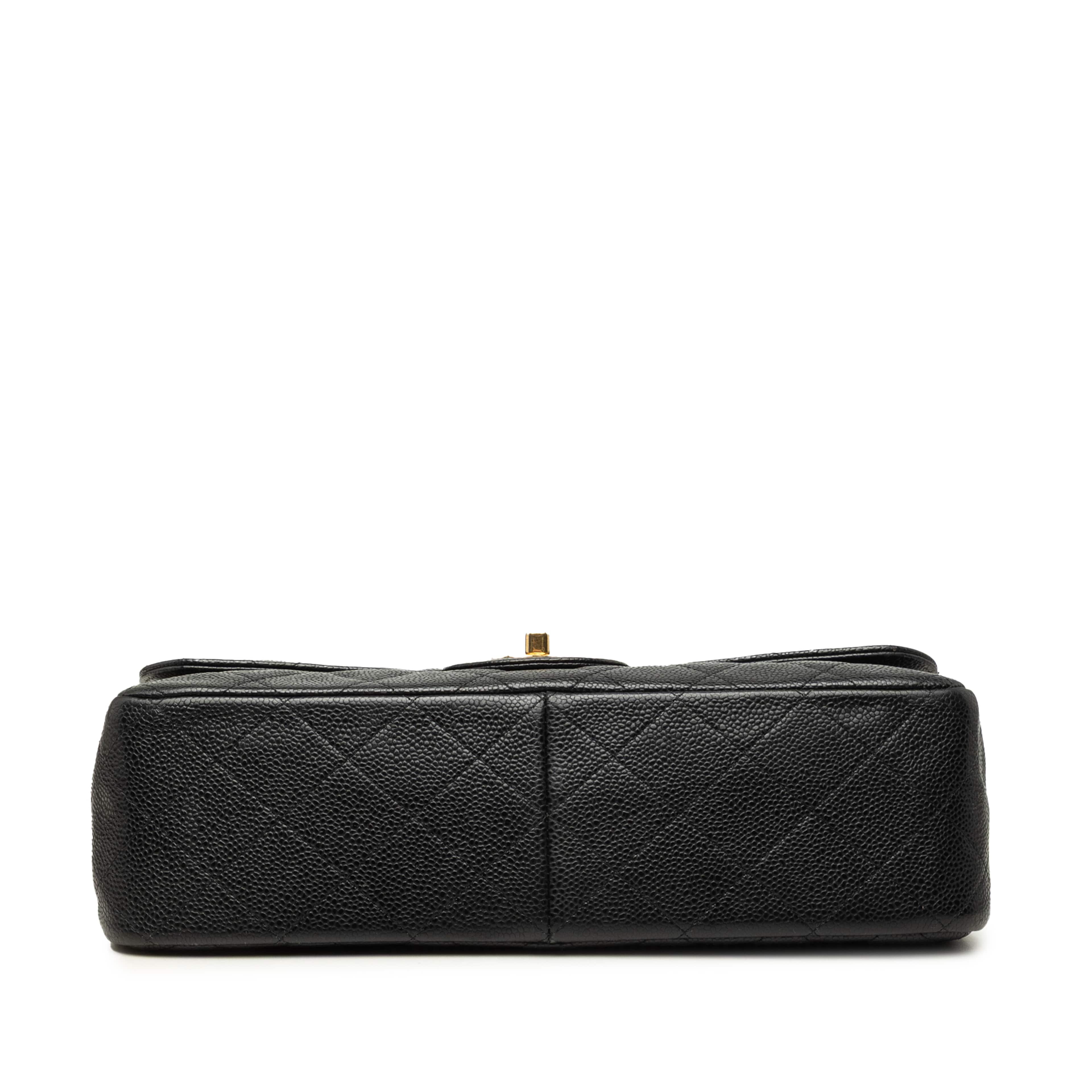 Chanel Jumbo Classic Caviar Double Flap, från Luxclusif, i färgen svart. Klicka för att öppna bilden i stort format