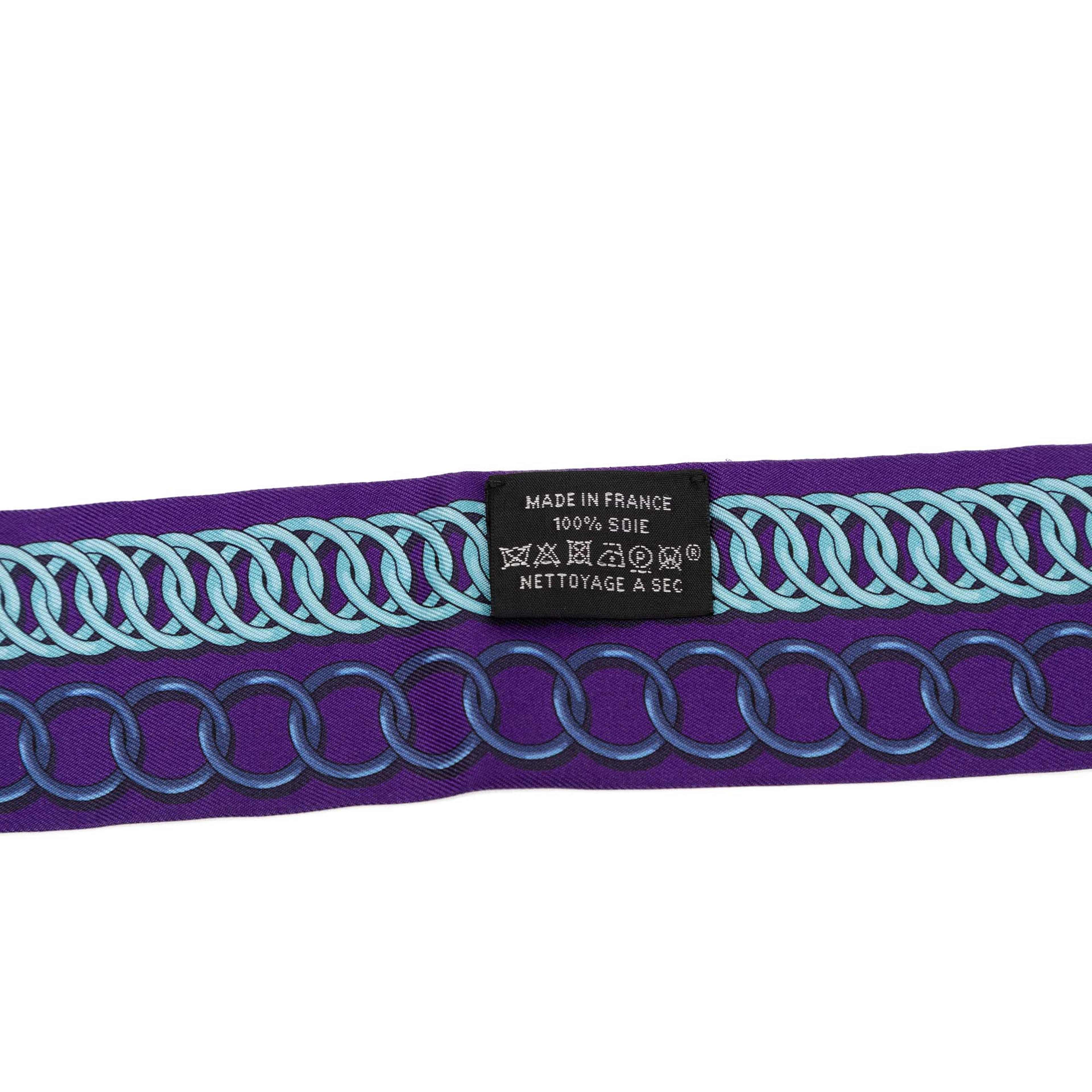 Hermès Maillons Silk Twilly Scarf, från Luxclusif, i färgen purpur. Klicka för att öppna bilden i stort format