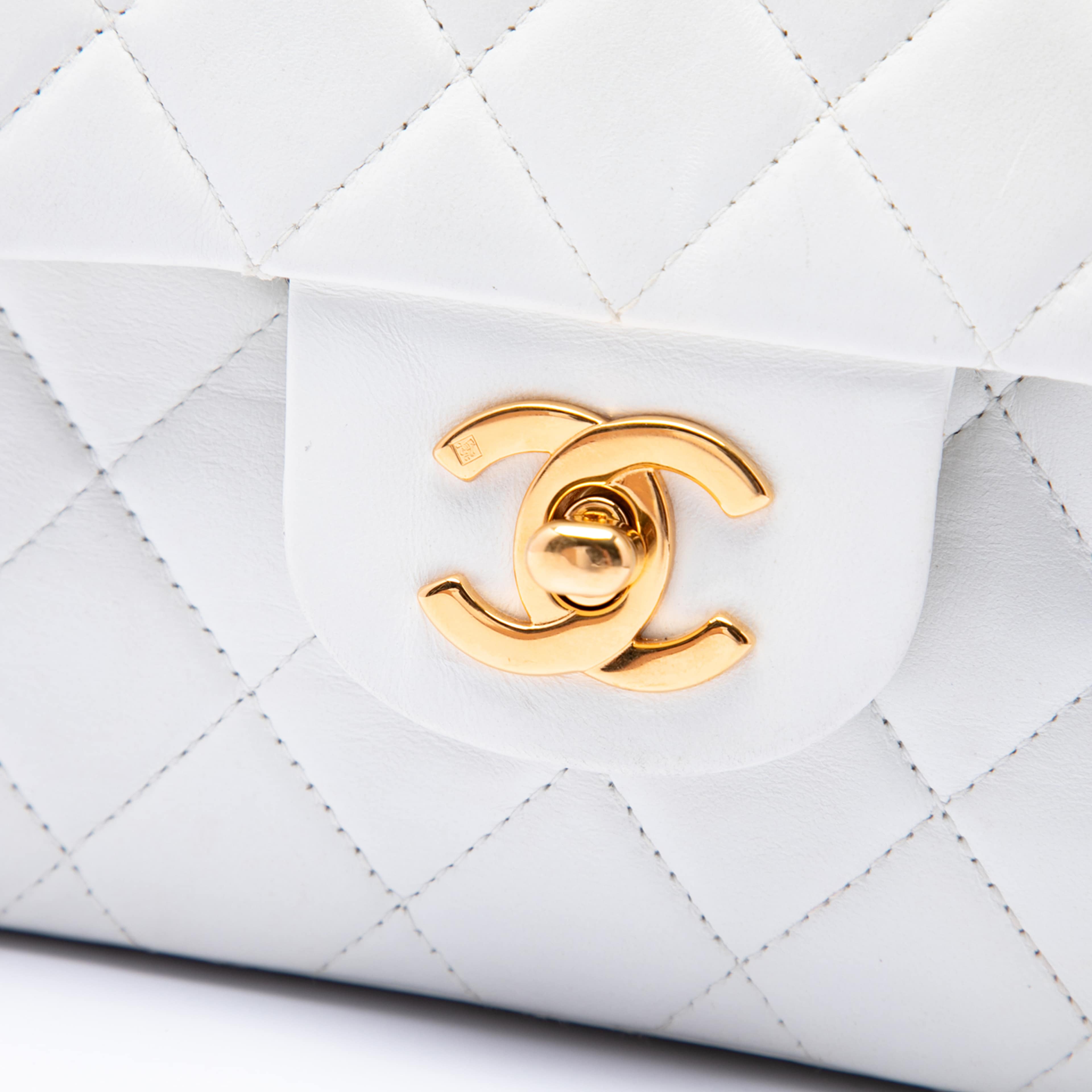 Chanel Small Classic Lambskin Double Flap, från Luxclusif, i färgen white. Klicka för att öppna bilden i stort format