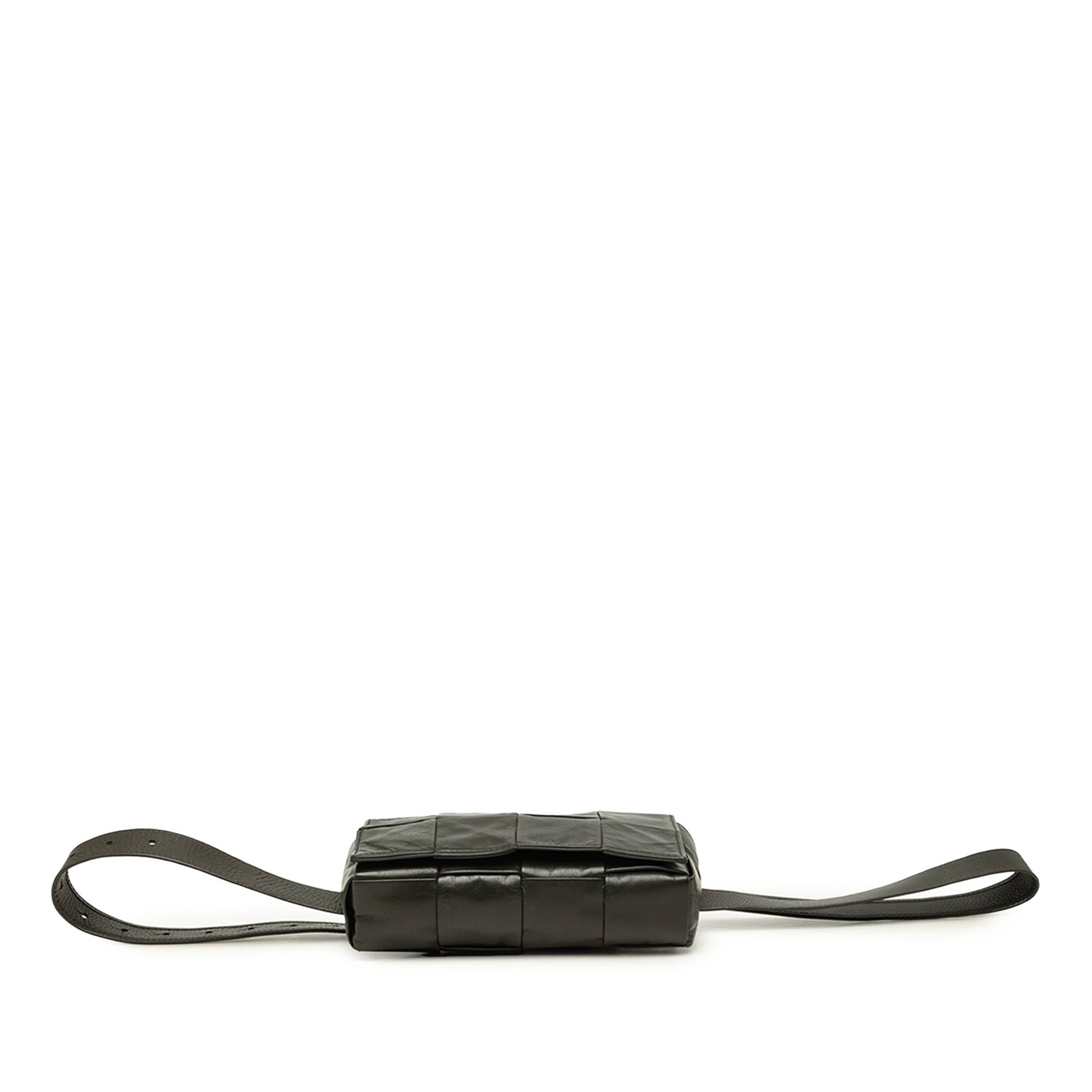 Bottega Veneta Paper Calfskin Intrecciato Cassette Belt Bag, från Luxclusif, i färgen svart. Klicka för att öppna bilden i stort format