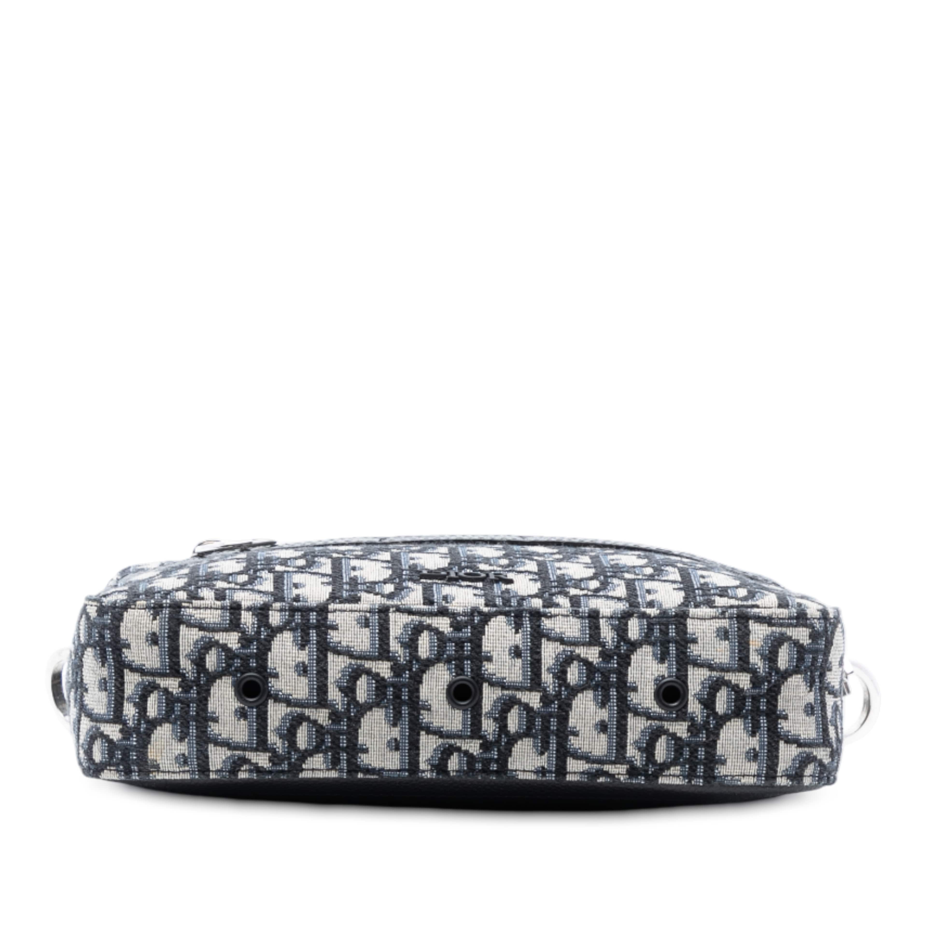 Dior Oblique Canvas Safari Crossbody, från Luxclusif, i färgen navy. Klicka för att öppna bilden i stort format