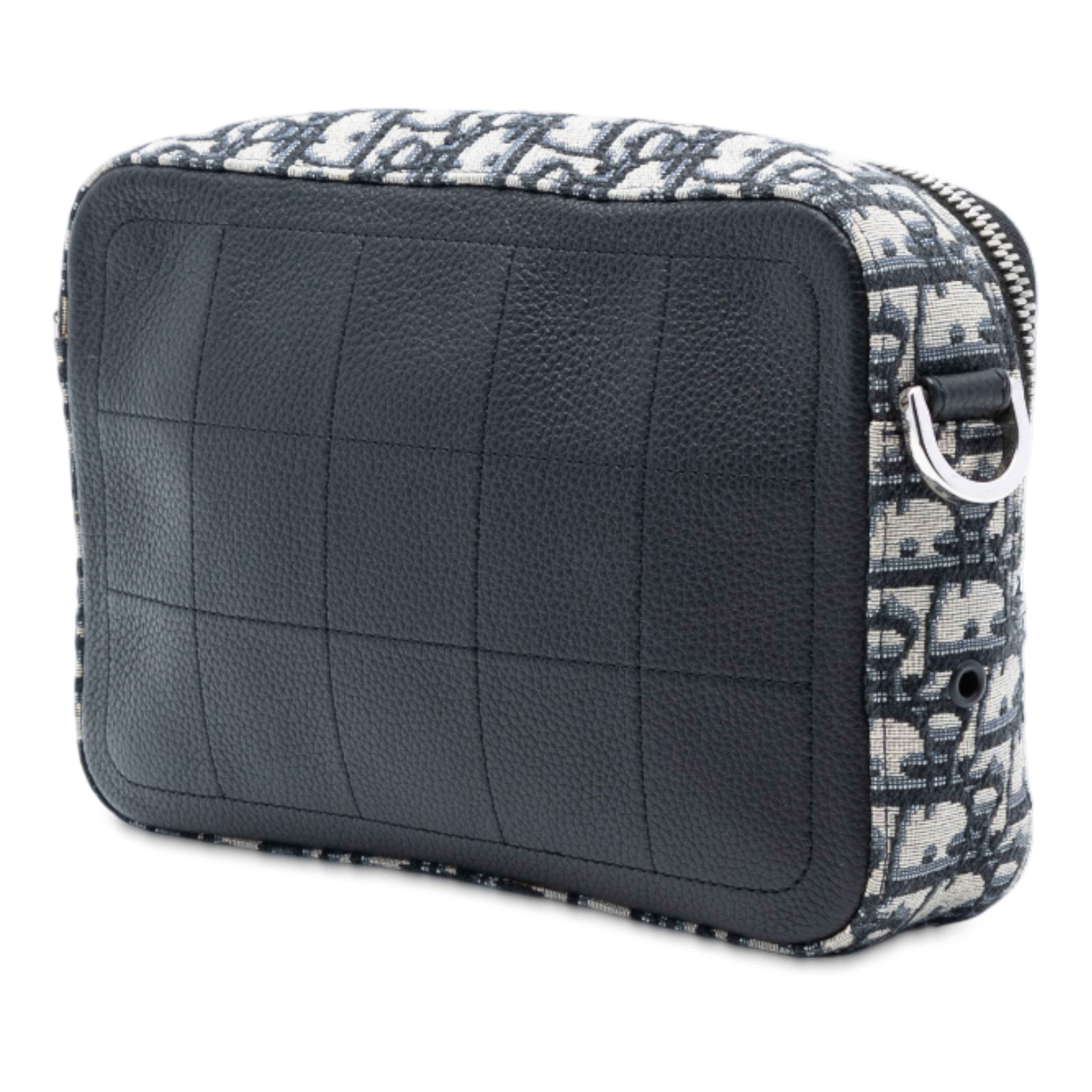 Dior Oblique Canvas Safari Crossbody, från Luxclusif, i färgen navy. Klicka för att öppna bilden i stort format