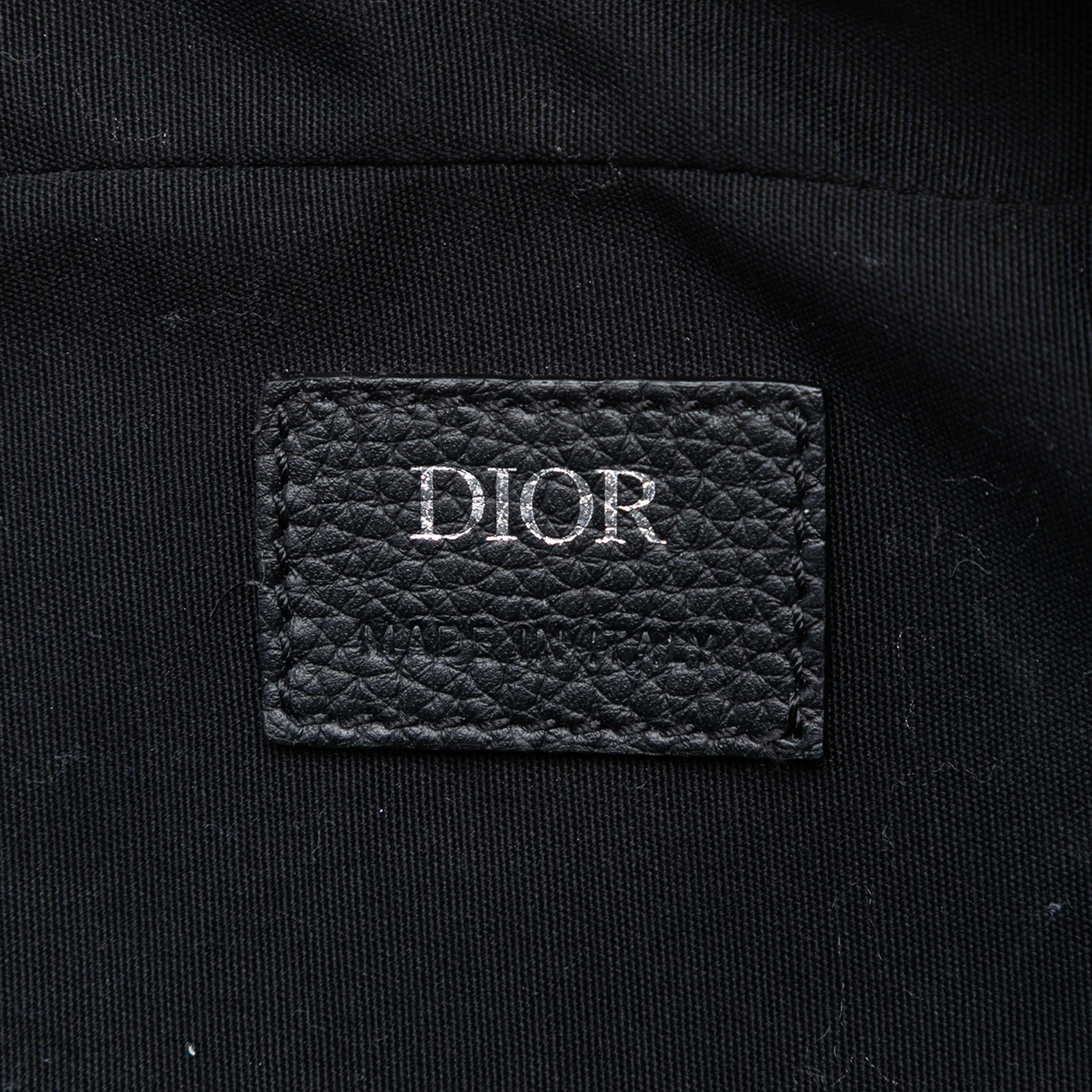 Dior Oblique Canvas Safari Crossbody, från Luxclusif, i färgen navy. Klicka för att öppna bilden i stort format