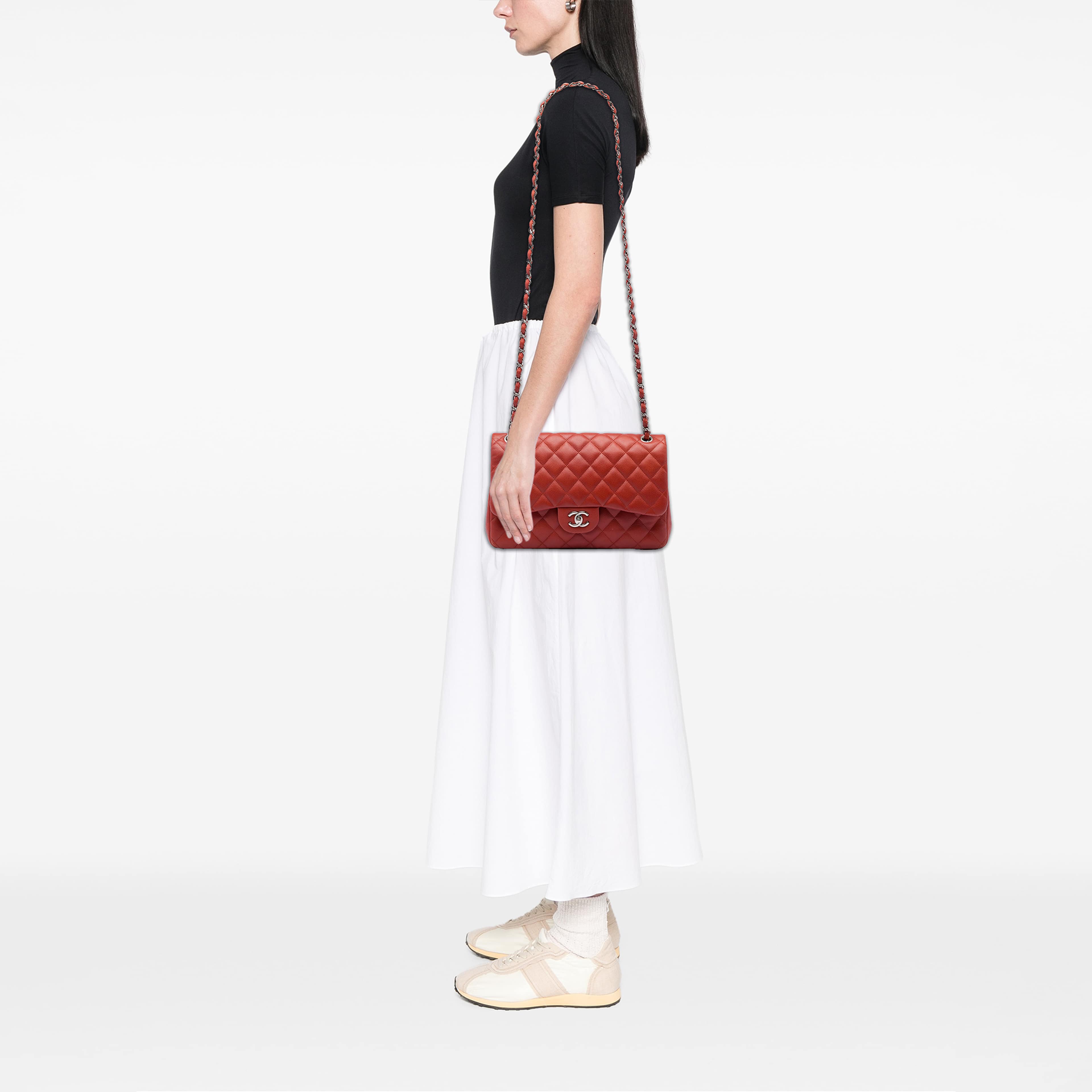 Chanel Jumbo Classic Caviar Double Flap, från Luxclusif, i färgen röd. Klicka för att öppna bilden i stort format