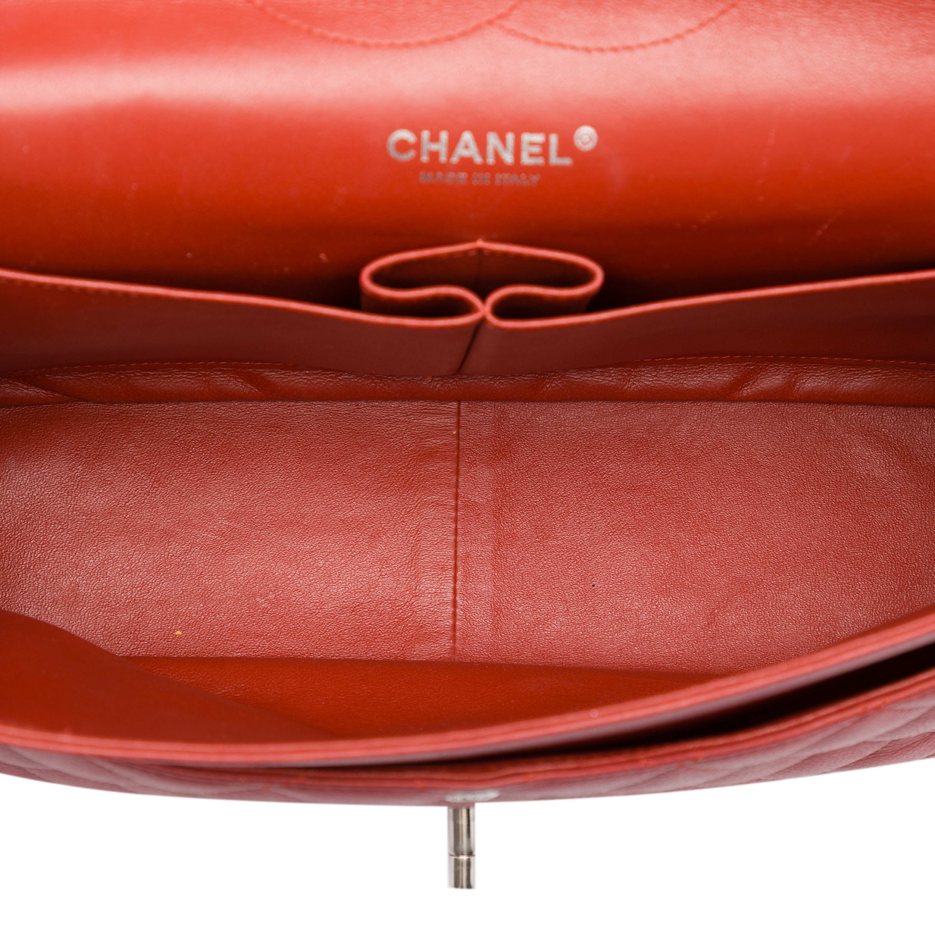 Chanel Jumbo Classic Caviar Double Flap, från Luxclusif, i färgen röd. Klicka för att öppna bilden i stort format