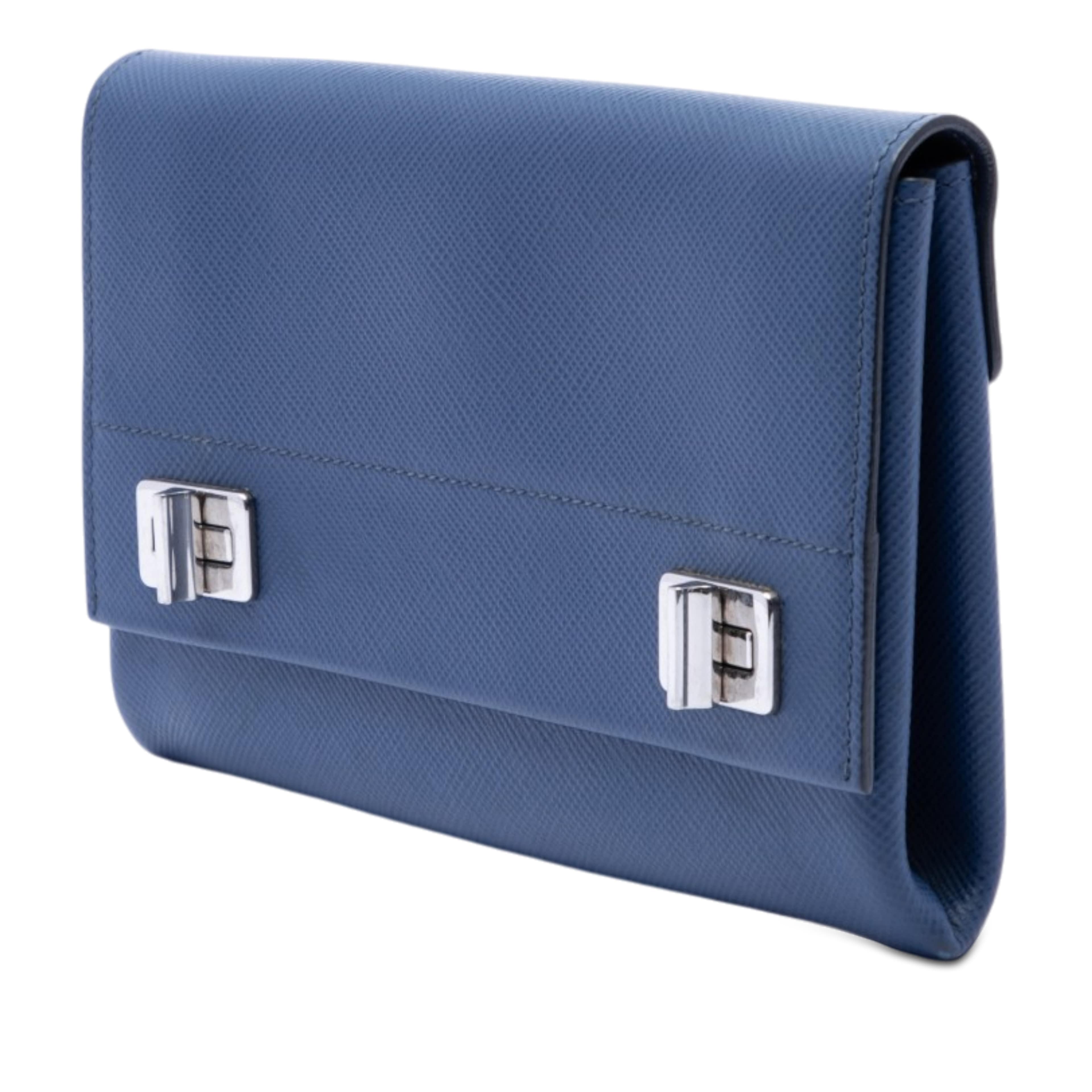 Prada Saffiano Cuir Twist Lock Chain Flap, från Luxclusif, i färgen navy. Klicka för att öppna bilden i stort format