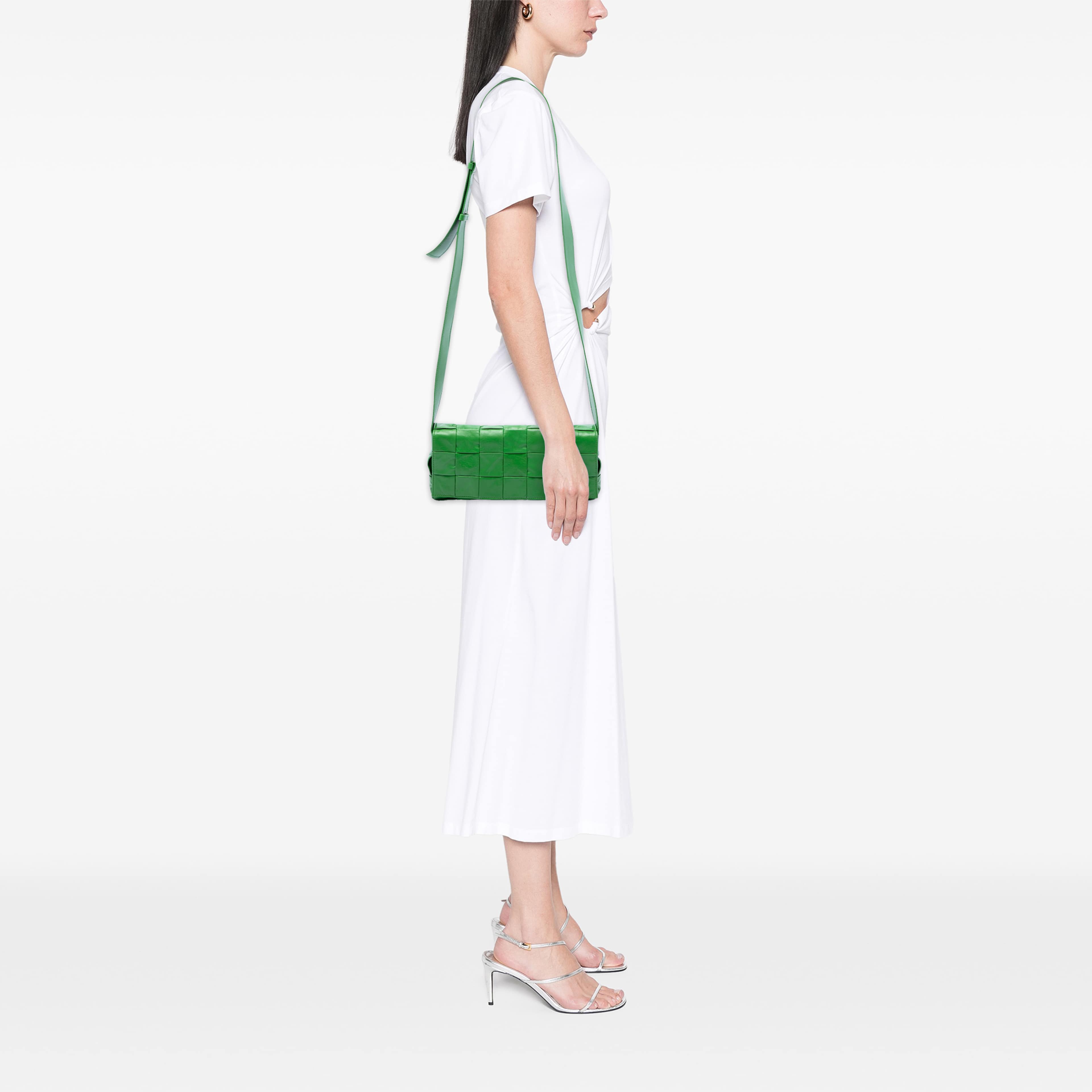 Bottega Veneta Stretch Paper Calfskin Intrecciato Cassette Crossbody, från Luxclusif, i färgen grön. Klicka för att öppna bilden i stort format
