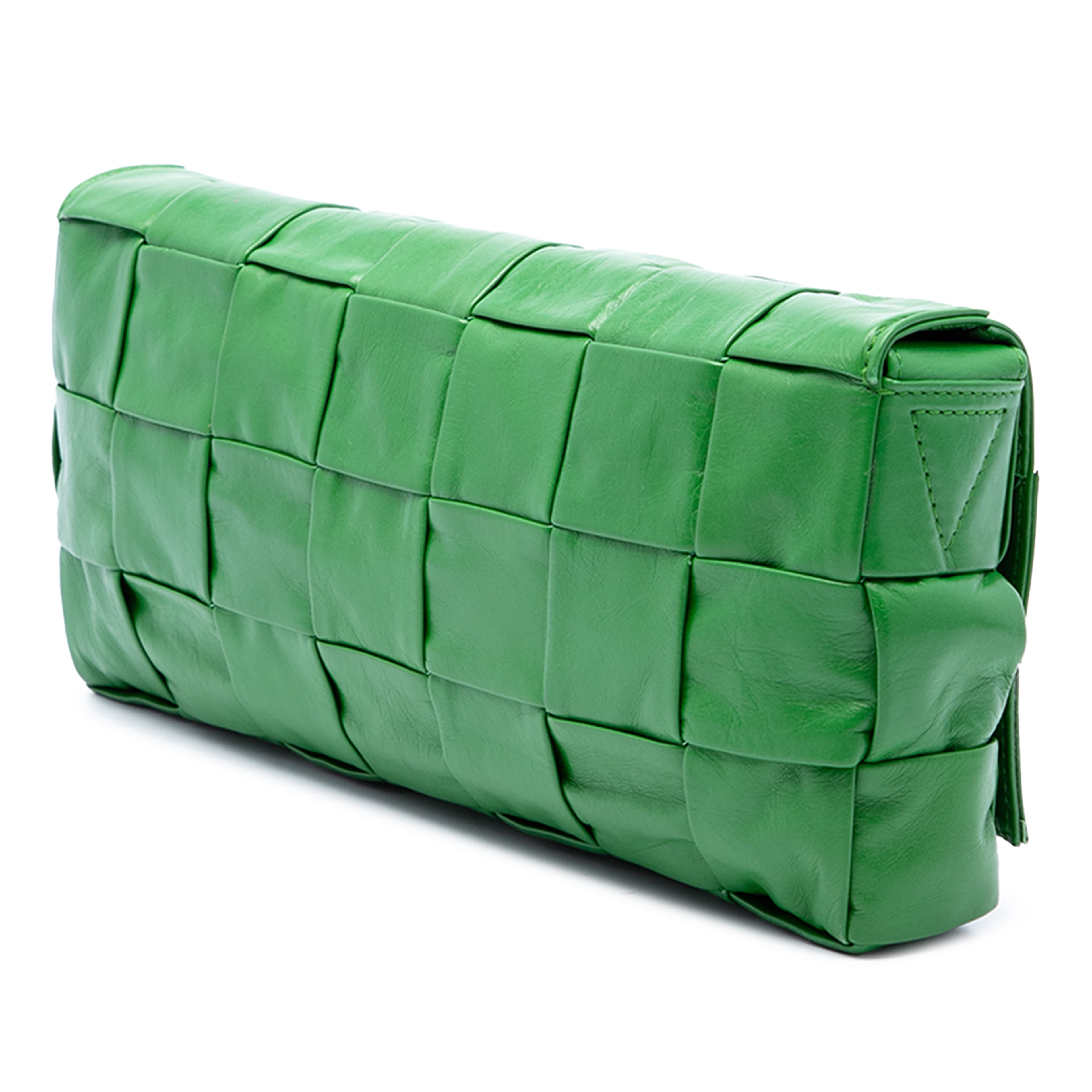 Bottega Veneta Stretch Paper Calfskin Intrecciato Cassette Crossbody, från Luxclusif, i färgen grön. Klicka för att öppna bilden i stort format