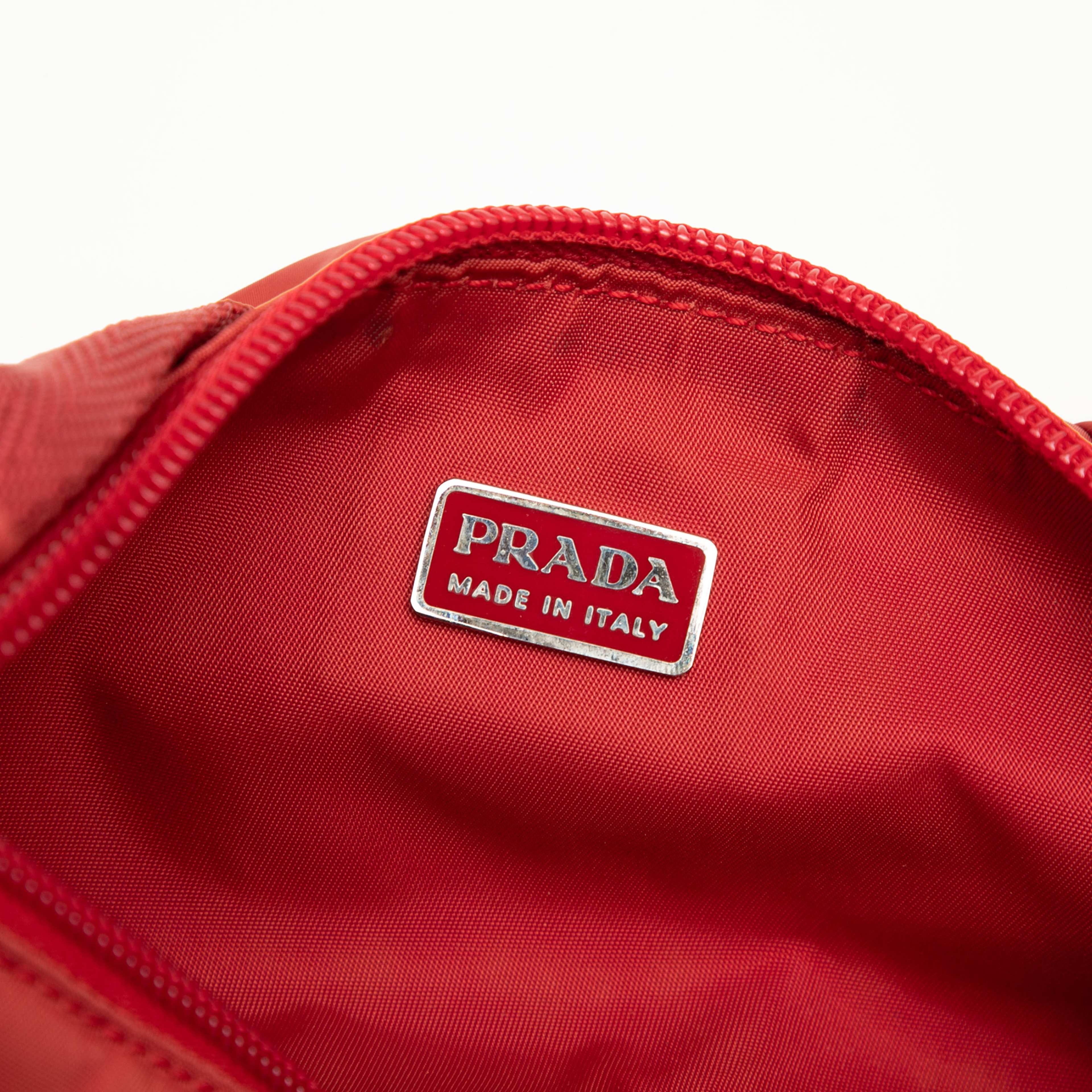 Prada Tessuto Pochette, från Luxclusif, i färgen red. Klicka för att öppna bilden i stort format