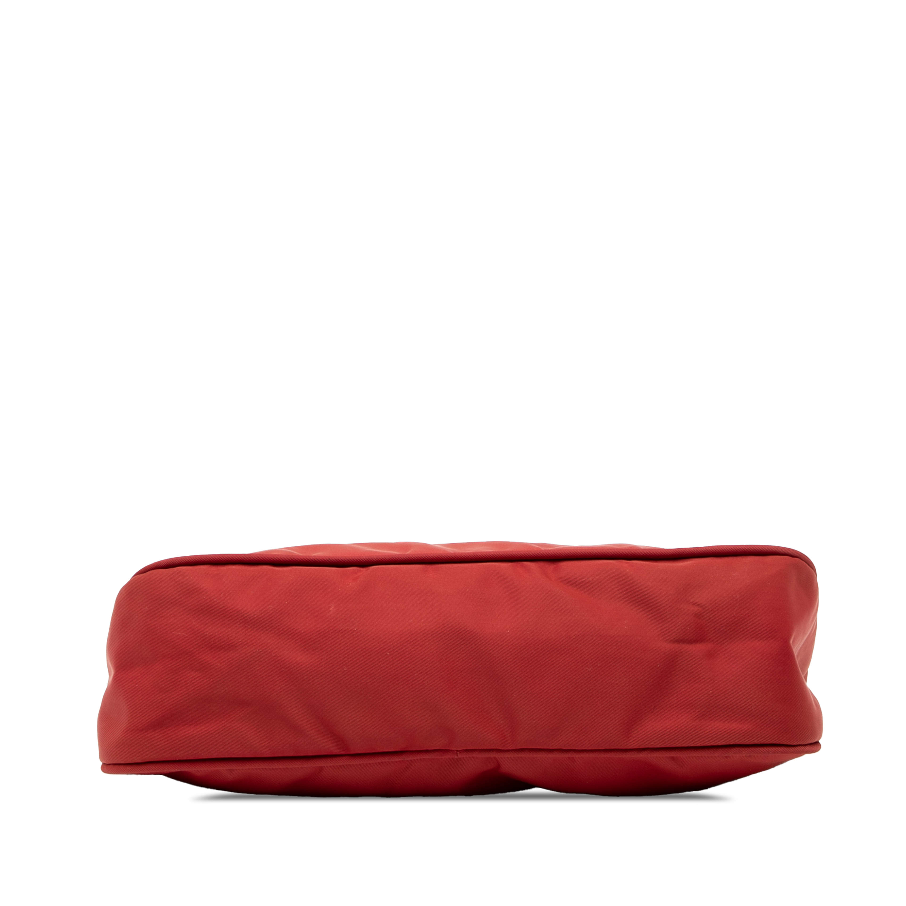 Prada Tessuto Pochette, från Luxclusif, i färgen red. Klicka för att öppna bilden i stort format