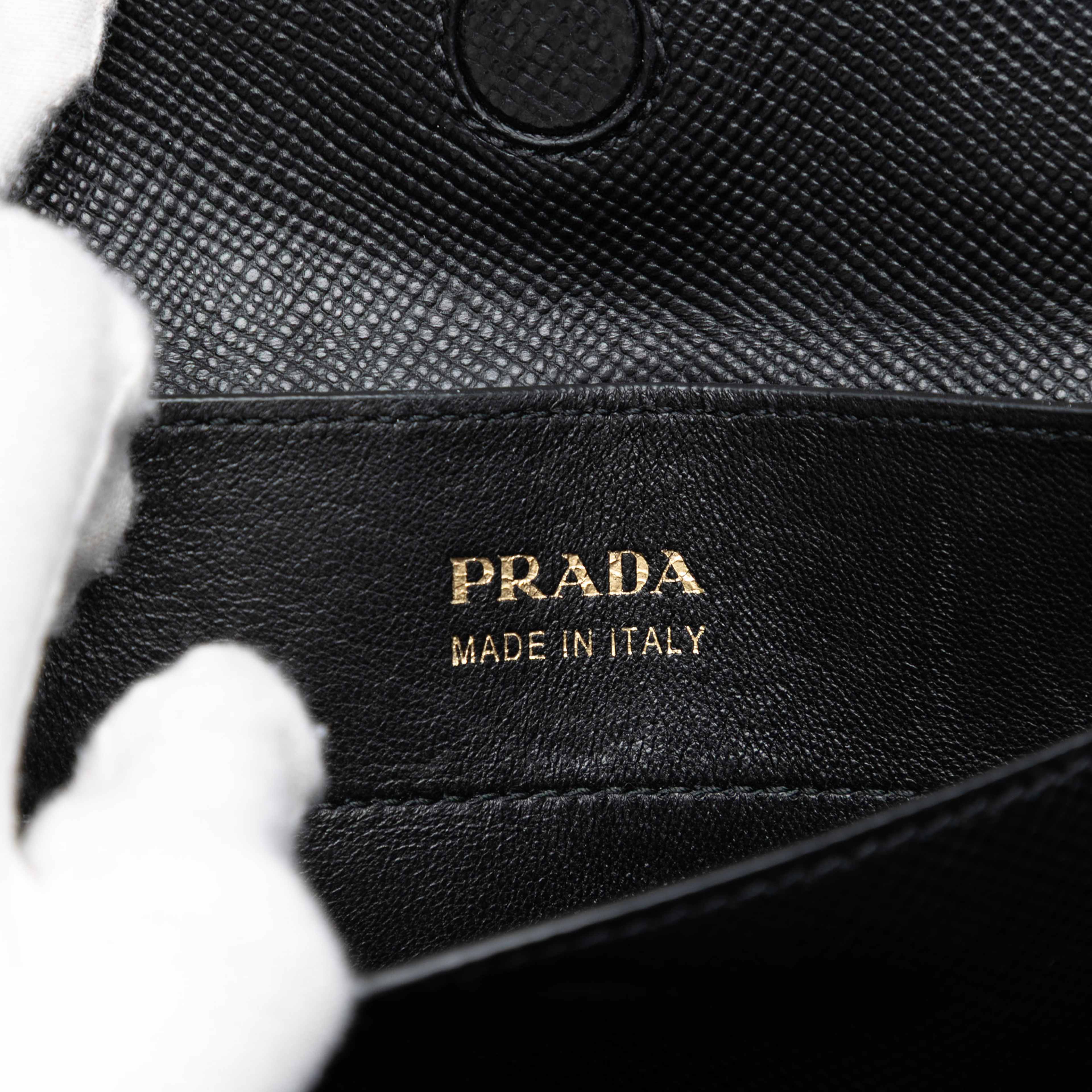 Prada Medium Saffiano Cuir Double Satchel, från Luxclusif, i färgen black. Klicka för att öppna bilden i stort format