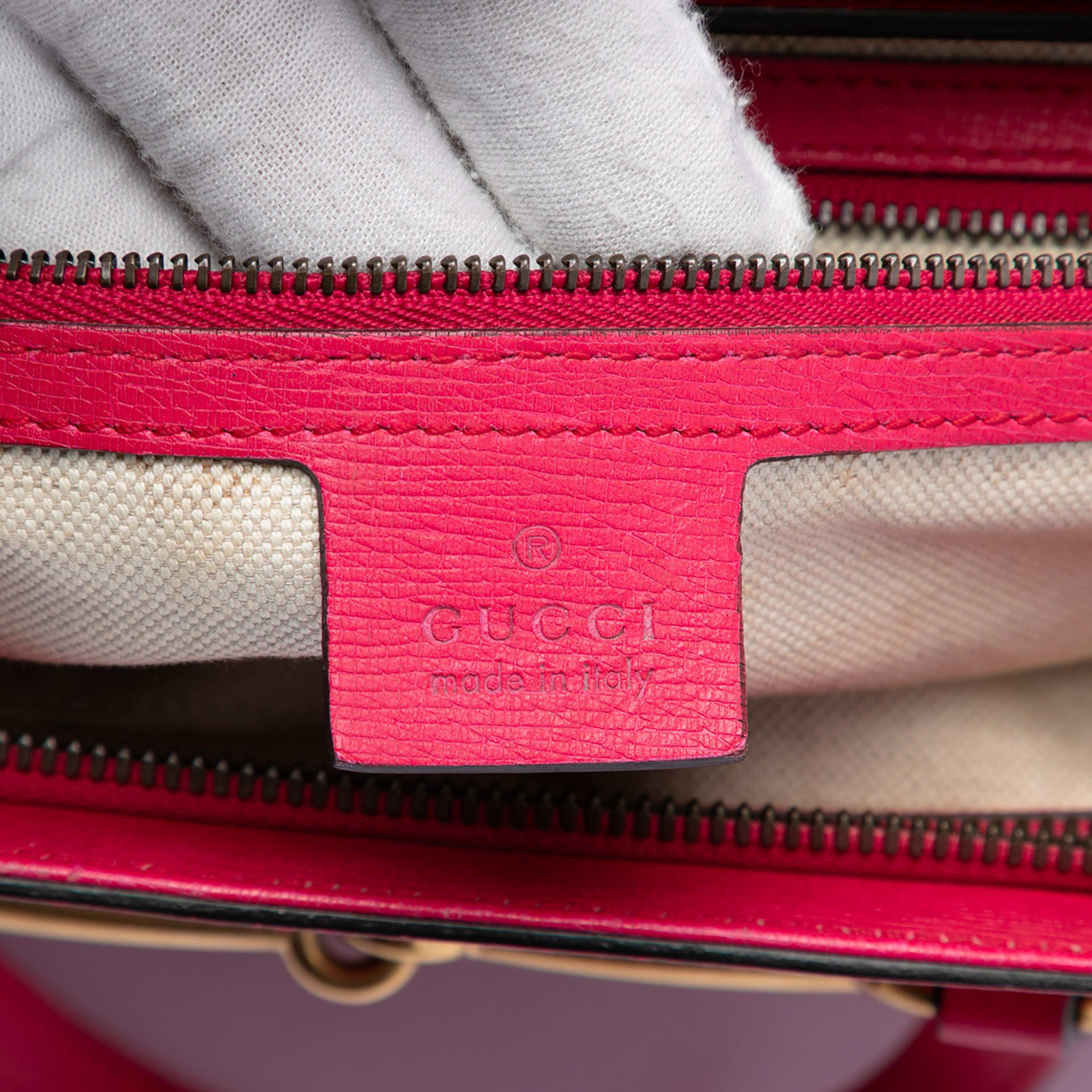 Gucci Leather Bright Bit Satchel, från Luxclusif, i färgen hot pink. Klicka för att öppna bilden i stort format