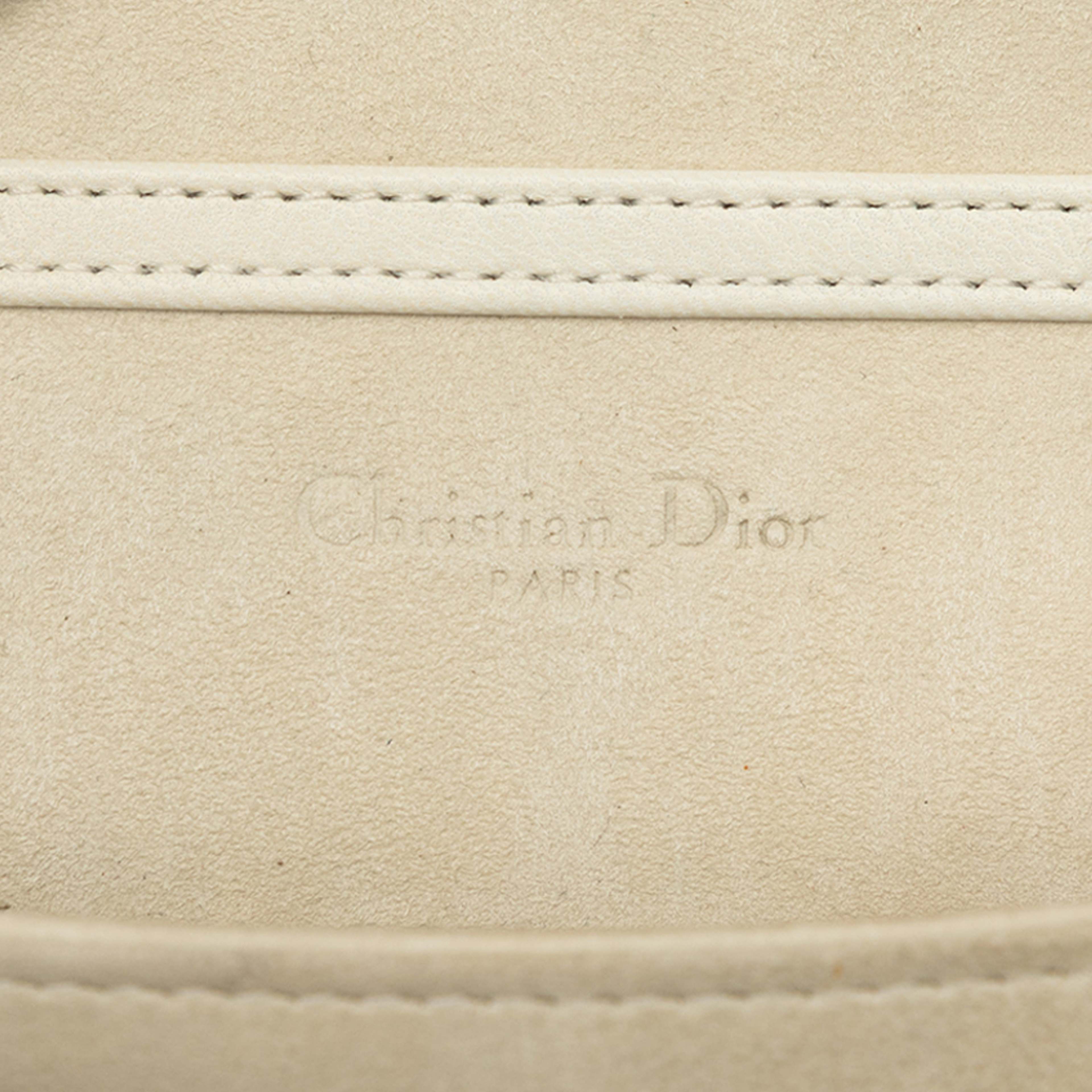 Dior Studded Lambskin Vertical Diorama Crossbody, från Luxclusif, i färgen vit. Klicka för att öppna bilden i stort format