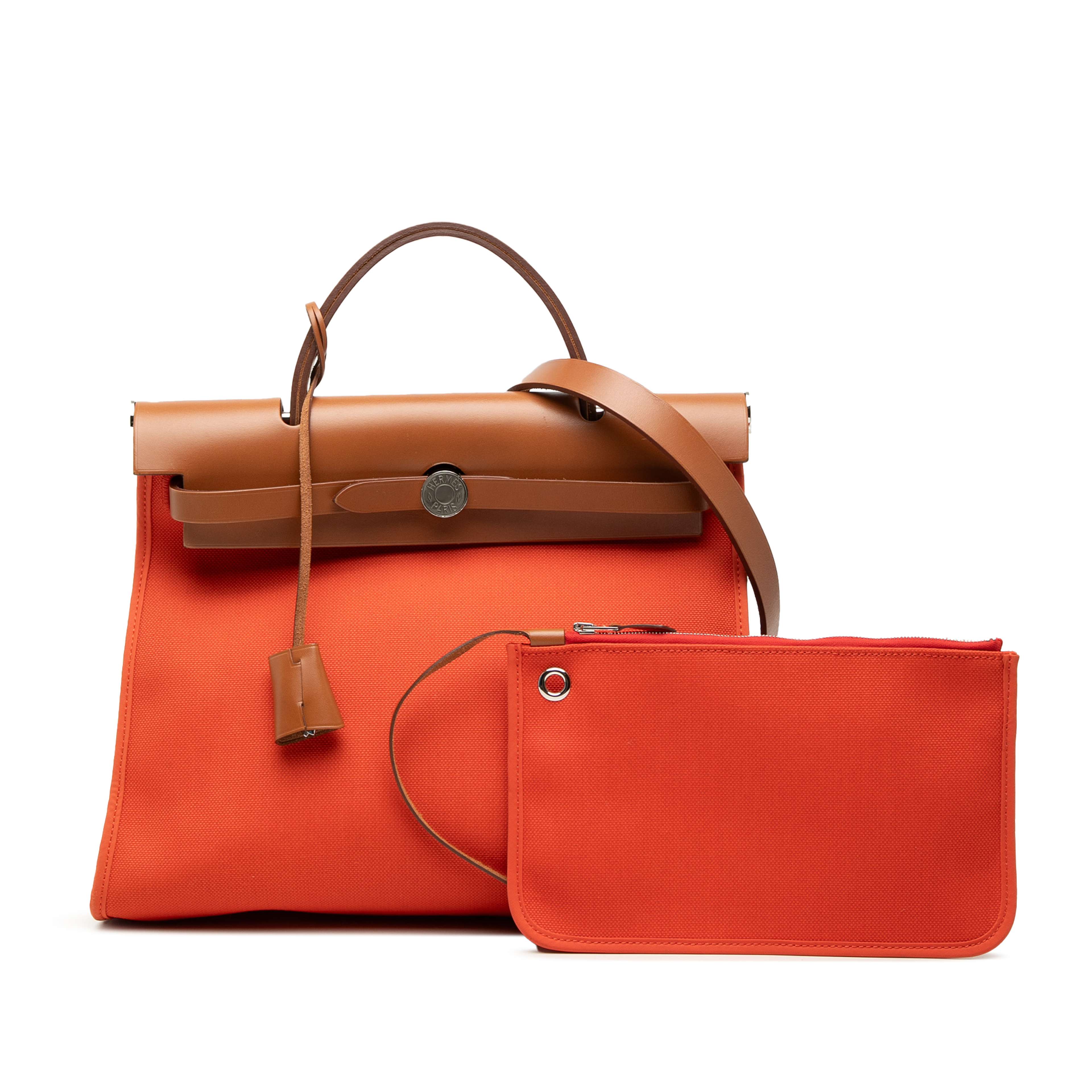 Hermès Toile Herbag Zip 31, från Luxclusif, i färgen orange. Klicka för att öppna bilden i stort format