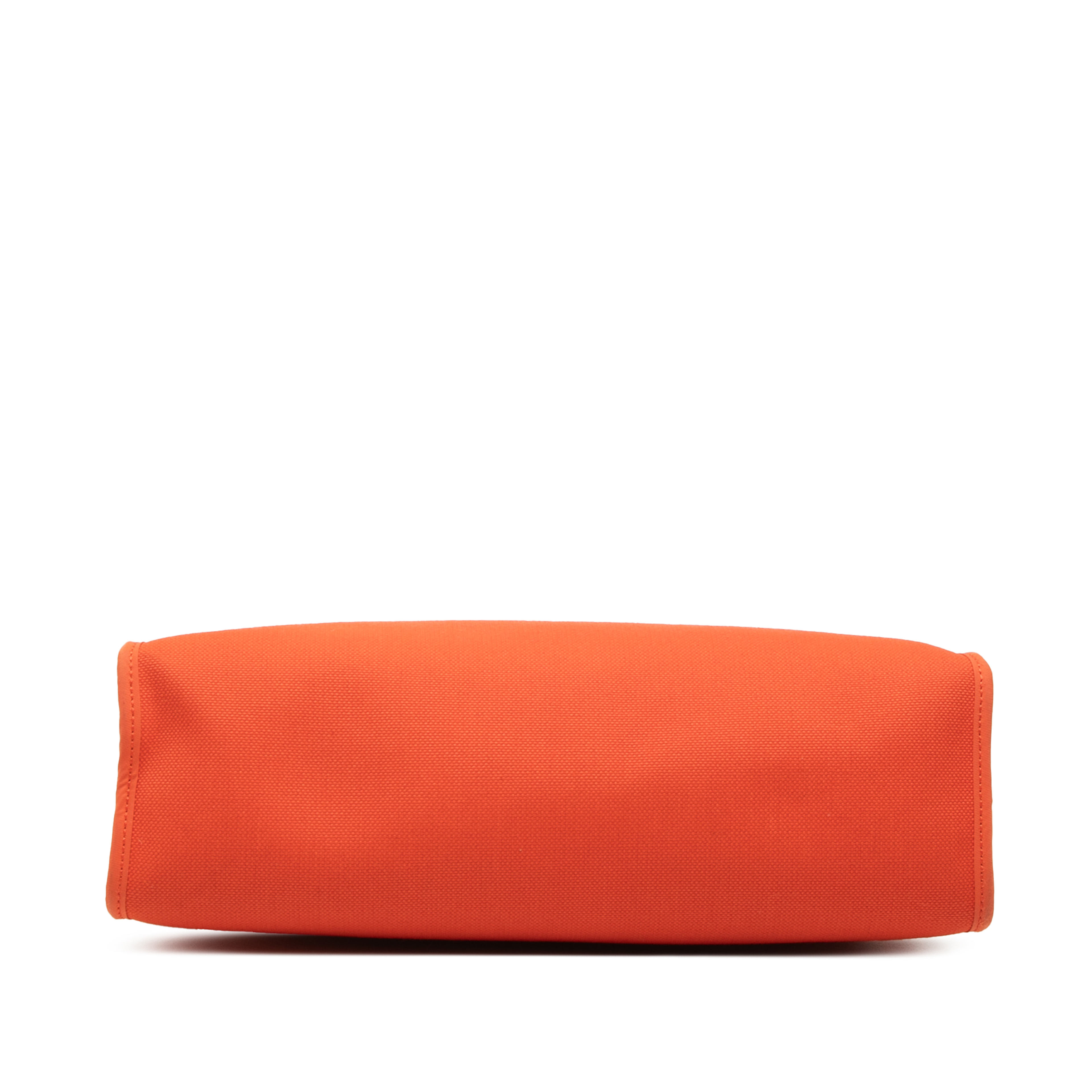 Hermès Toile Herbag Zip 31, från Luxclusif, i färgen orange. Klicka för att öppna bilden i stort format