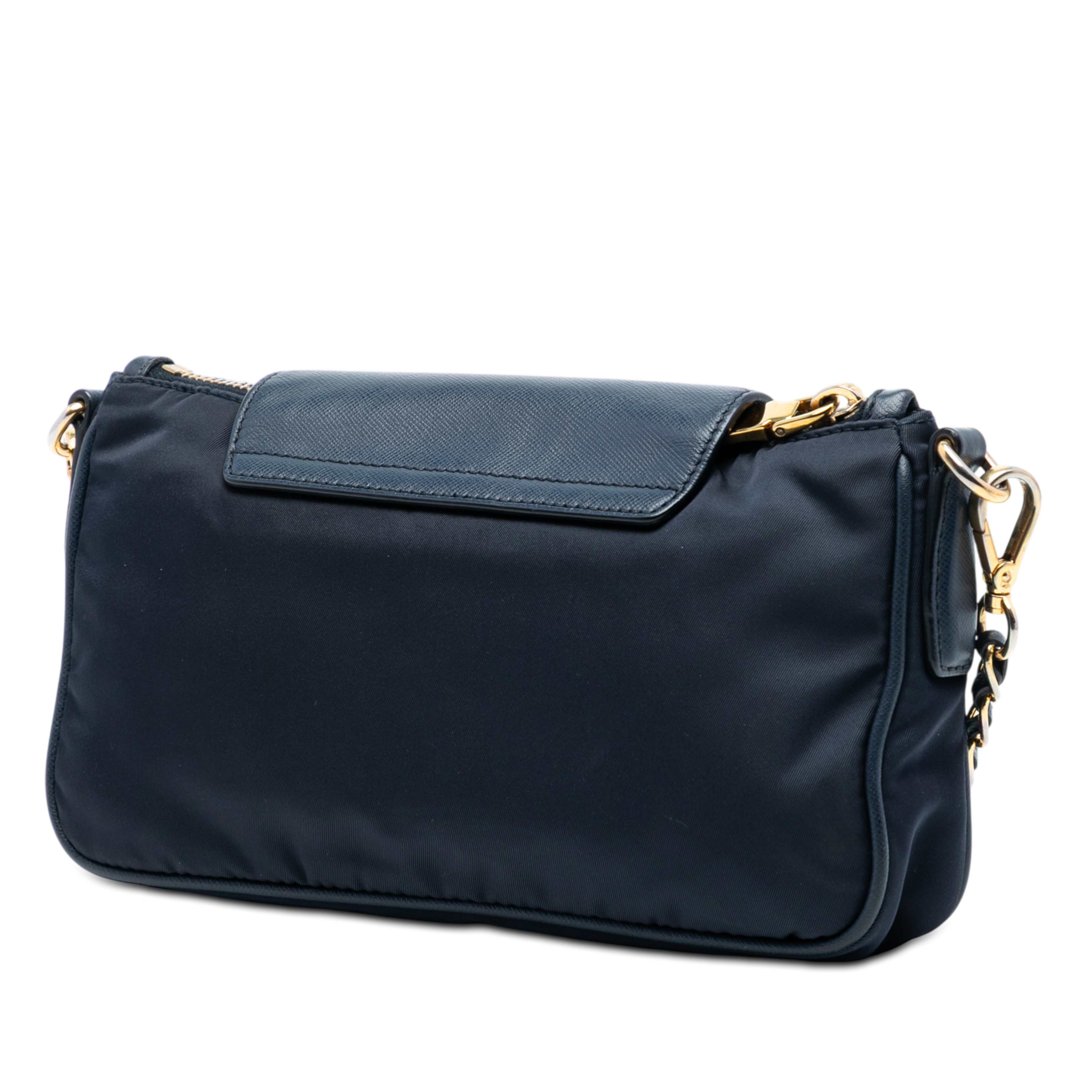 Prada Saffiano Trimmed Tessuto Chain Crossbody, från Luxclusif, i färgen navy. Klicka för att öppna bilden i stort format