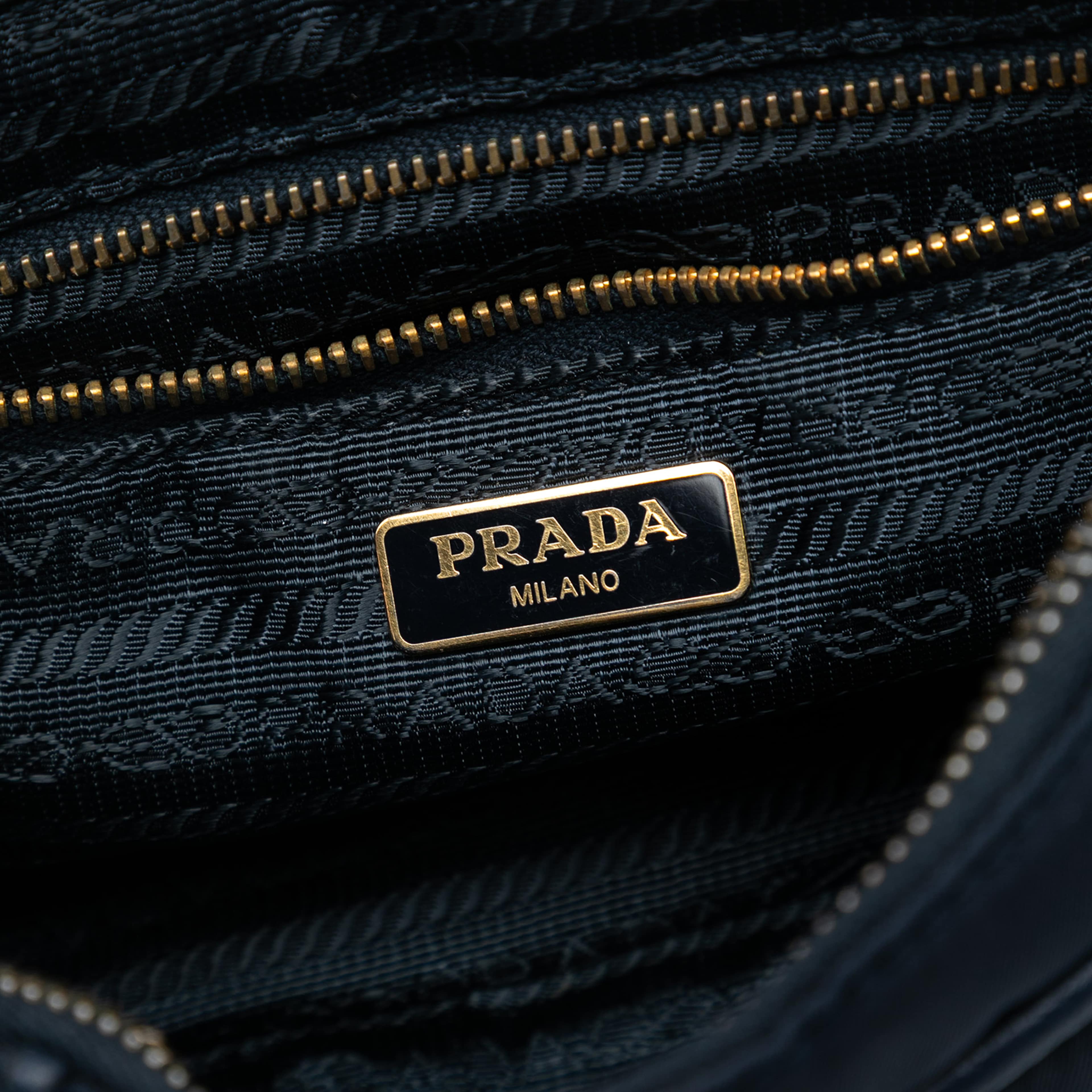 Prada Saffiano Trimmed Tessuto Chain Crossbody, från Luxclusif, i färgen navy. Klicka för att öppna bilden i stort format