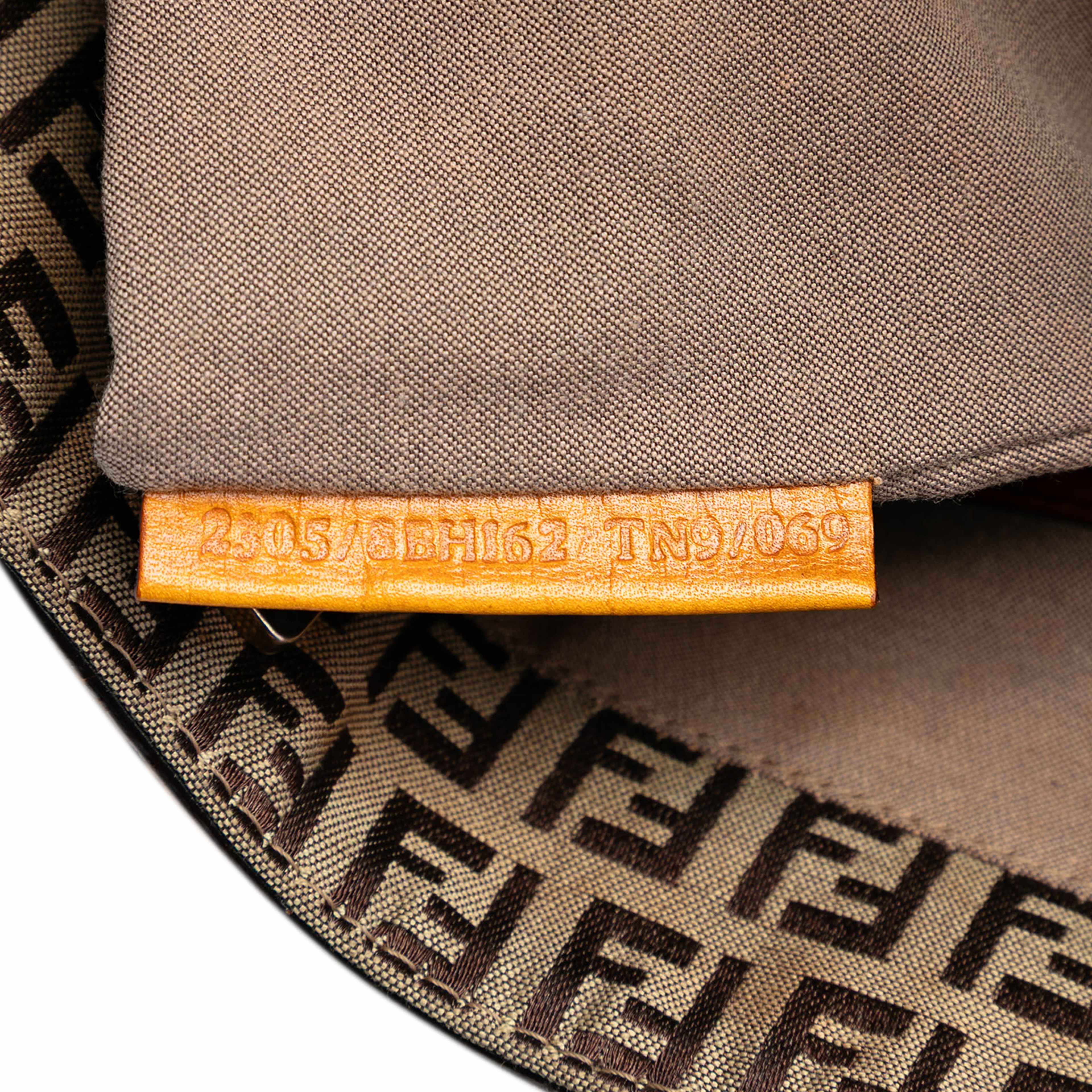 Fendi Zucchino Canvas Tote, från Luxclusif, i färgen beige. Klicka för att öppna bilden i stort format