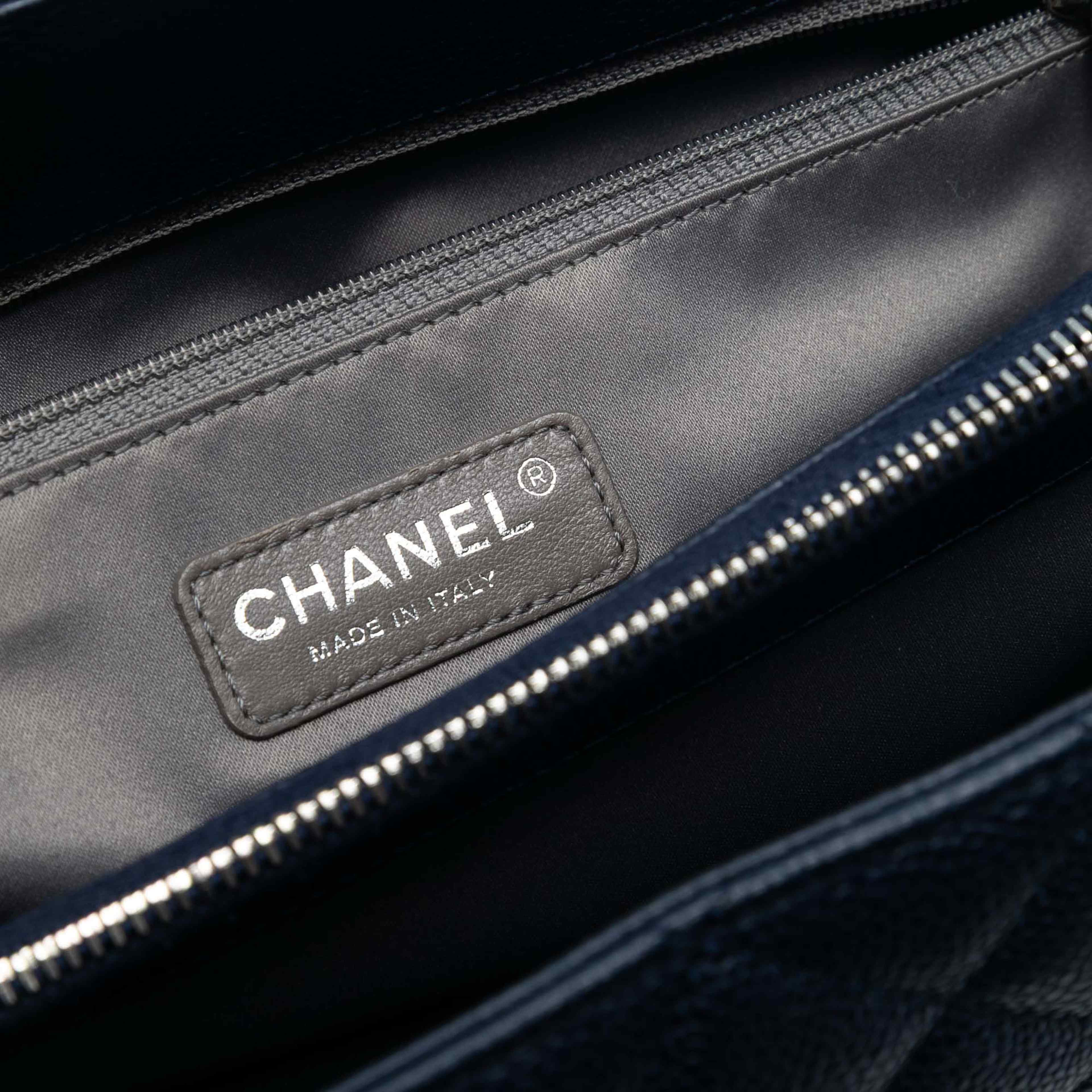 Chanel Caviar Grand Shopping Tote, från Luxclusif, i färgen dark blue. Klicka för att öppna bilden i stort format