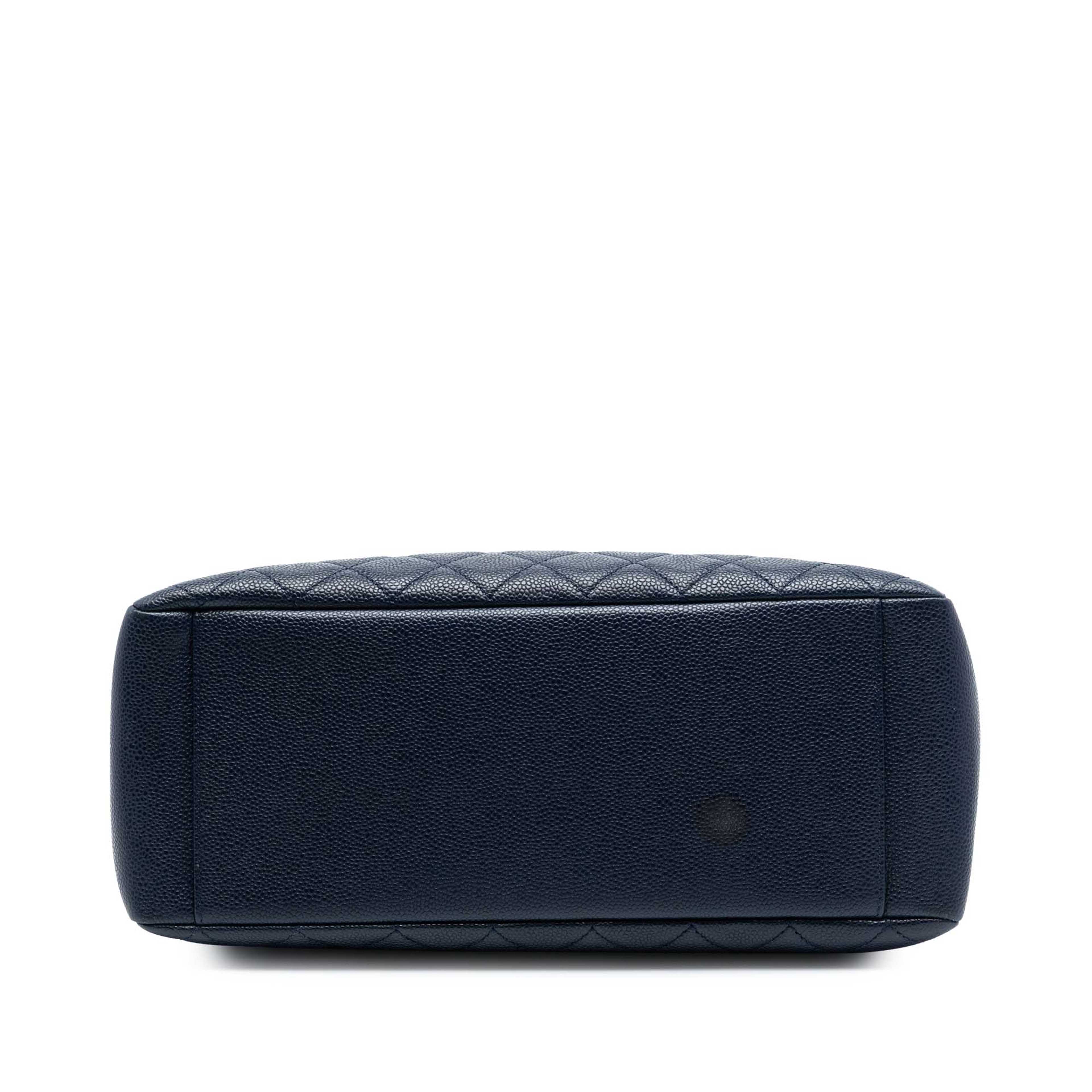 Chanel Caviar Grand Shopping Tote, från Luxclusif, i färgen dark blue. Klicka för att öppna bilden i stort format