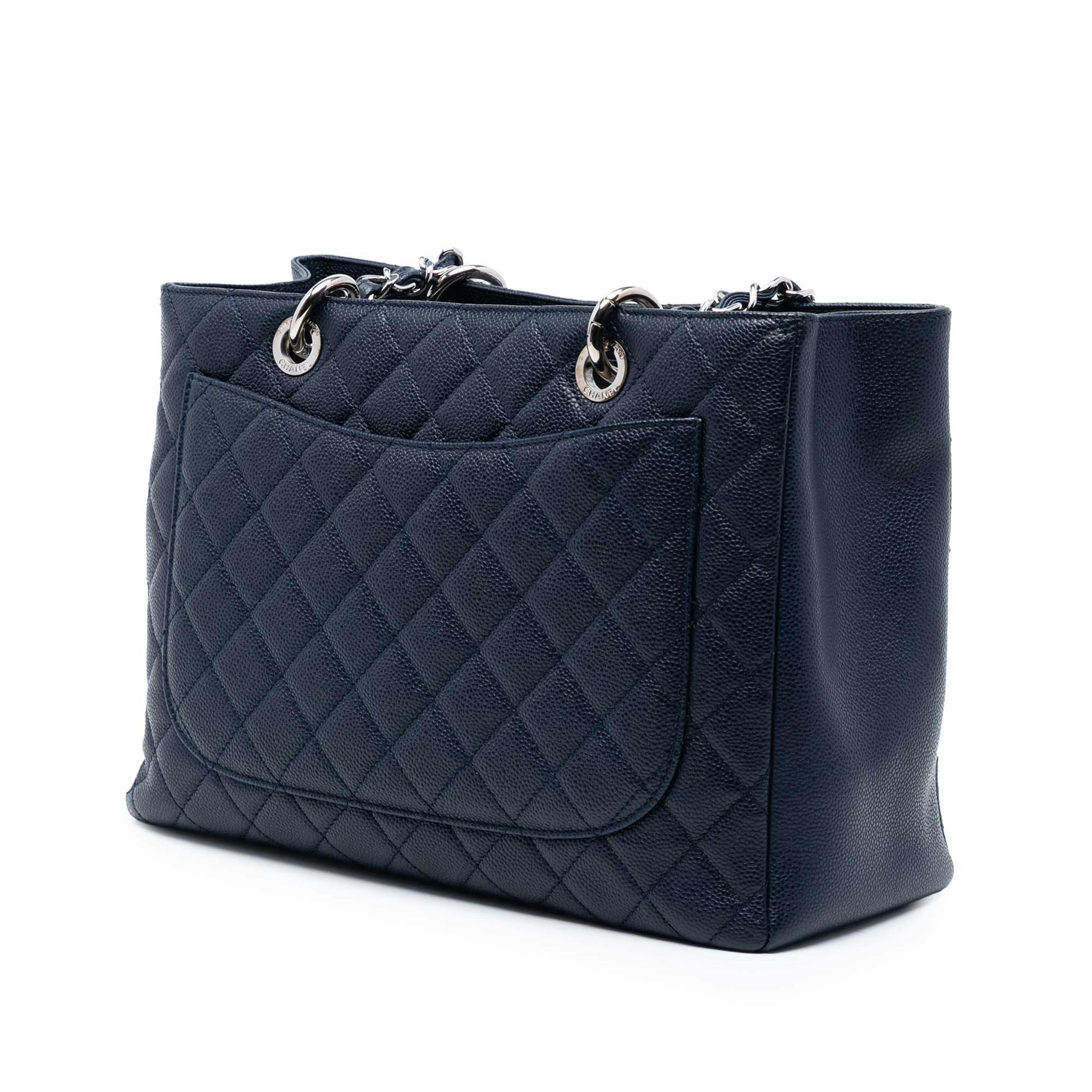 Chanel Caviar Grand Shopping Tote, från Luxclusif, i färgen dark blue. Klicka för att öppna bilden i stort format