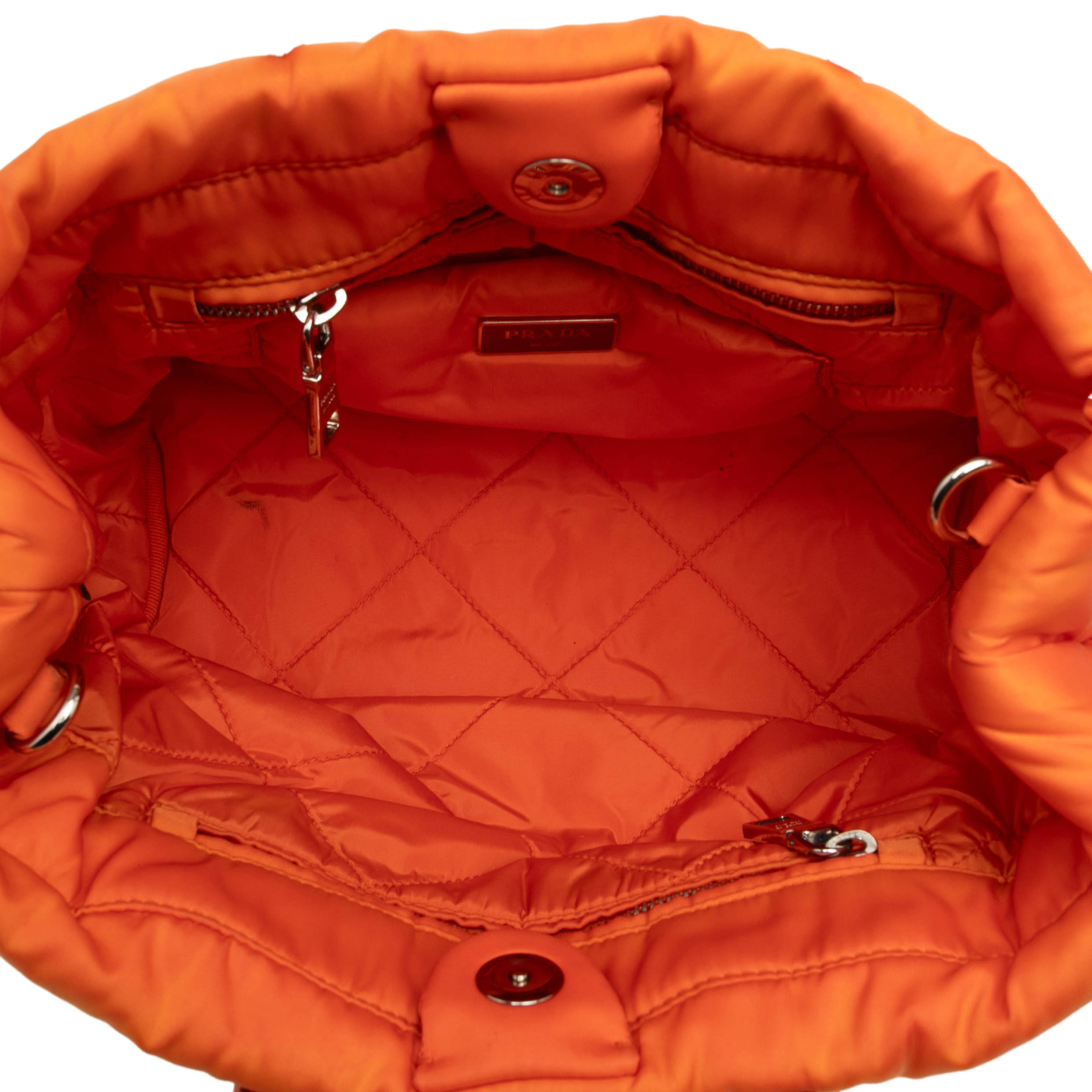 Prada Bomber Tessuto Satchel, från Luxclusif, i färgen orange. Klicka för att öppna bilden i stort format