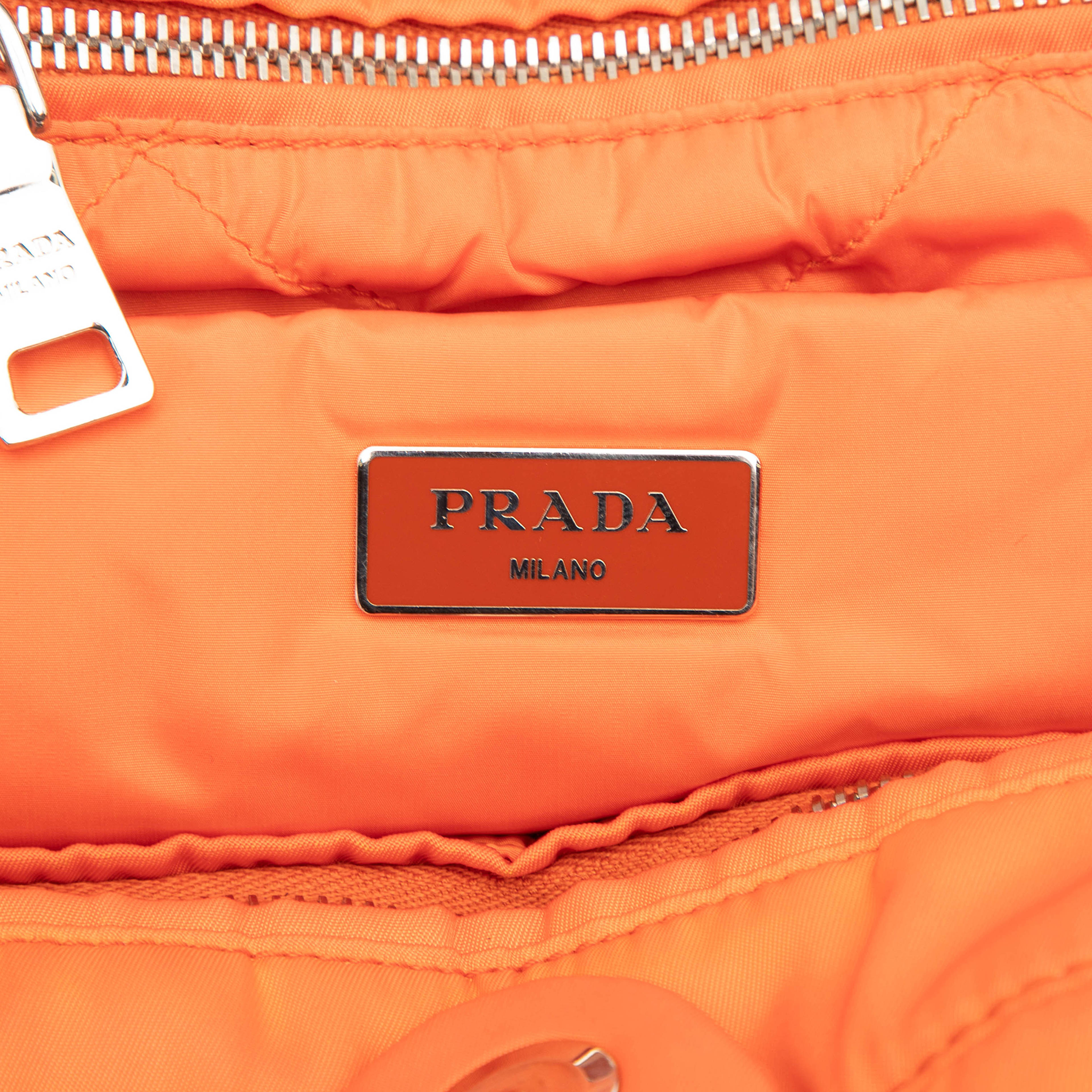 Prada Bomber Tessuto Satchel, från Luxclusif, i färgen orange. Klicka för att öppna bilden i stort format
