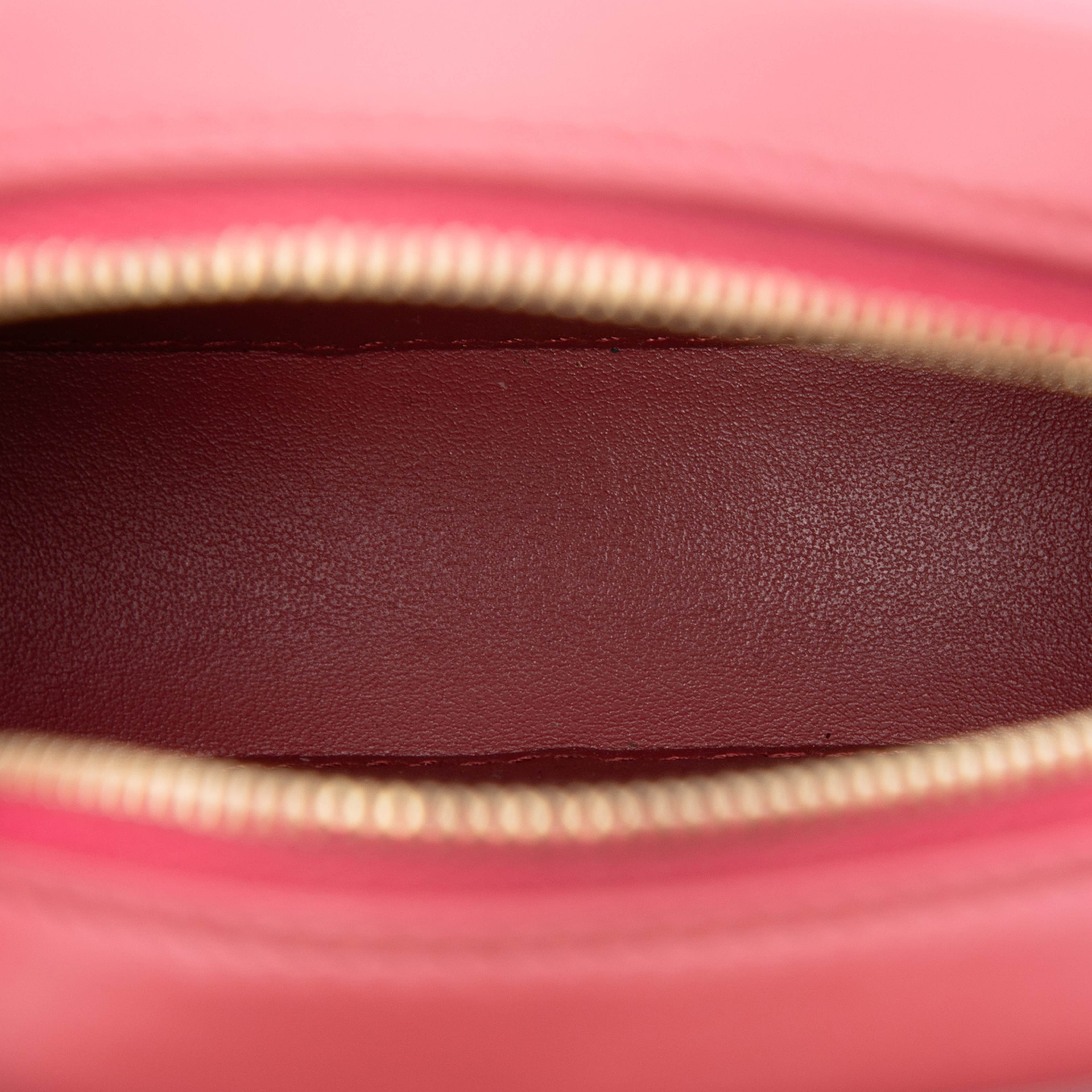 Celine Small Calfskin Cuir Triomphe Oval Crossbody, från Luxclusif, i färgen indian red. Klicka för att öppna bilden i stort format