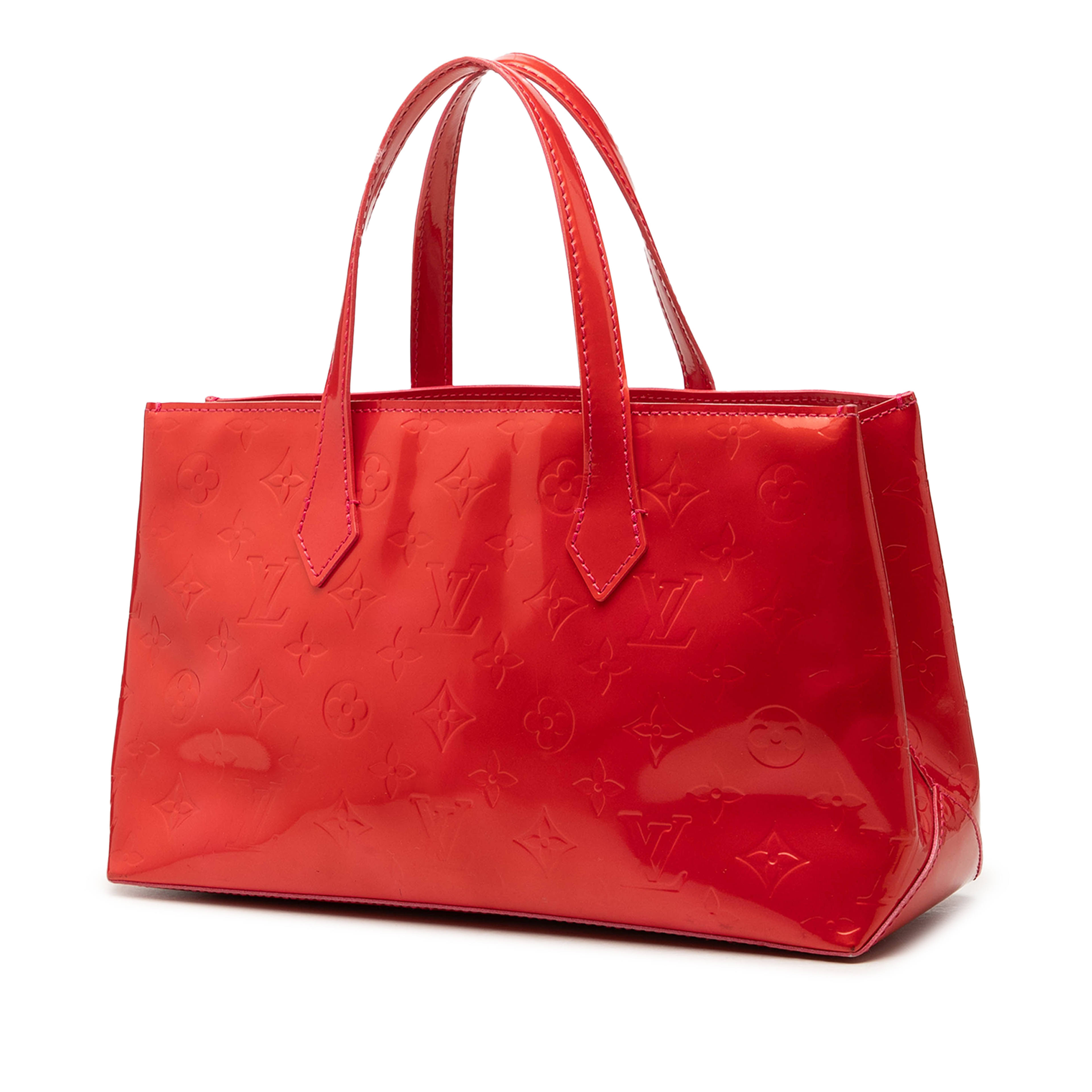 Louis Vuitton Monogram Vernis Wilshire Pm, från Luxclusif, i färgen röd. Klicka för att öppna bilden i stort format