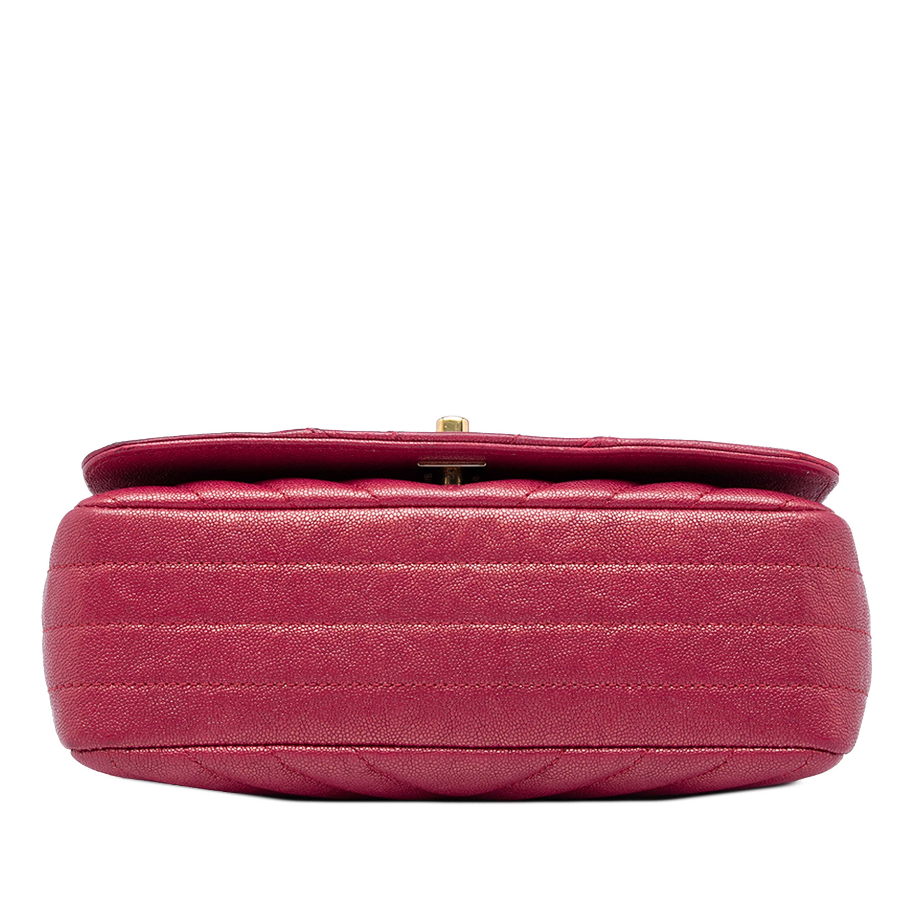 Chanel Small Chevron Iridescent Caviar Statement Flap, från Luxclusif, i färgen rosa. Klicka för att öppna bilden i stort format