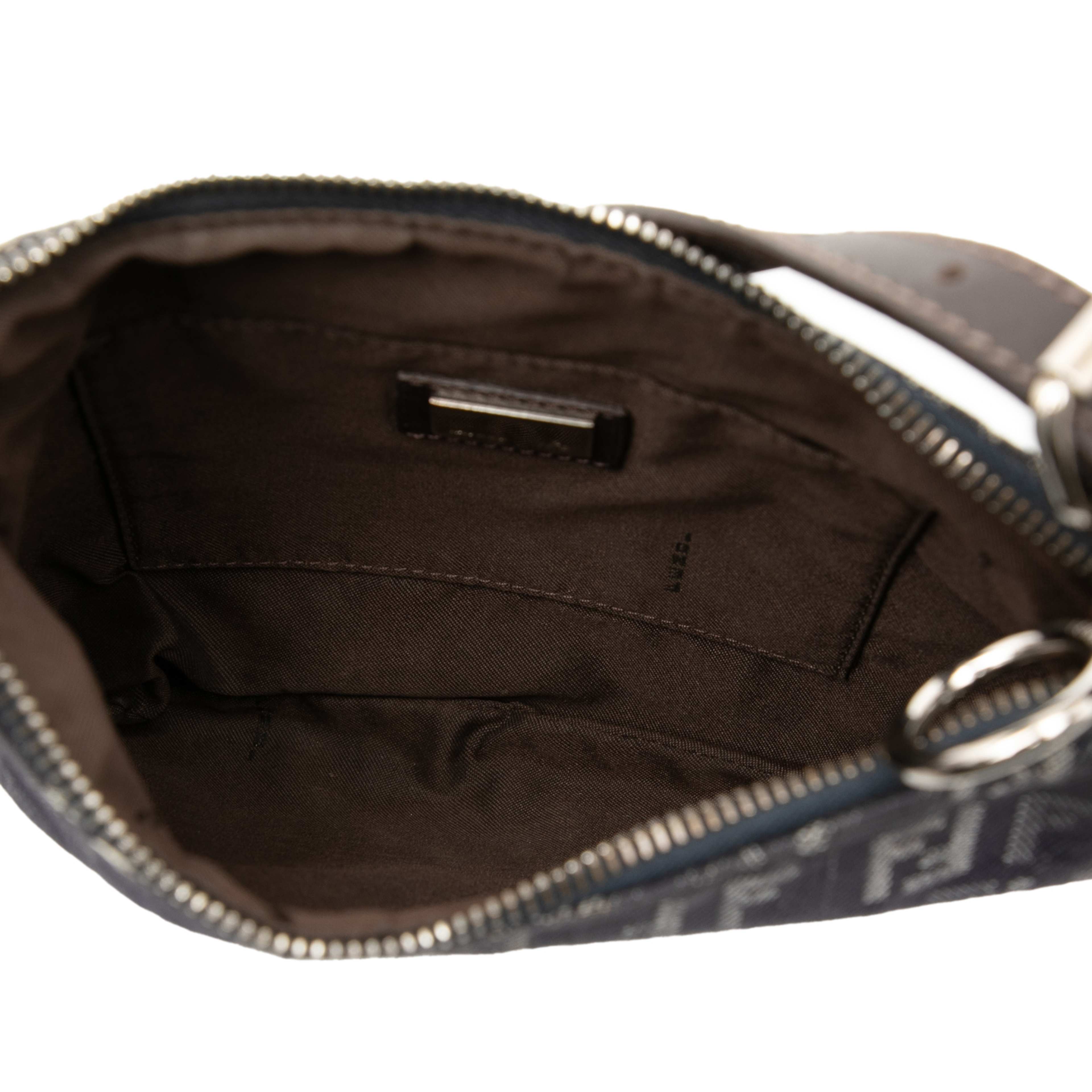 Fendi Zucchino Denim Oyster Shoulder Bag, från Luxclusif, i färgen navy. Klicka för att öppna bilden i stort format