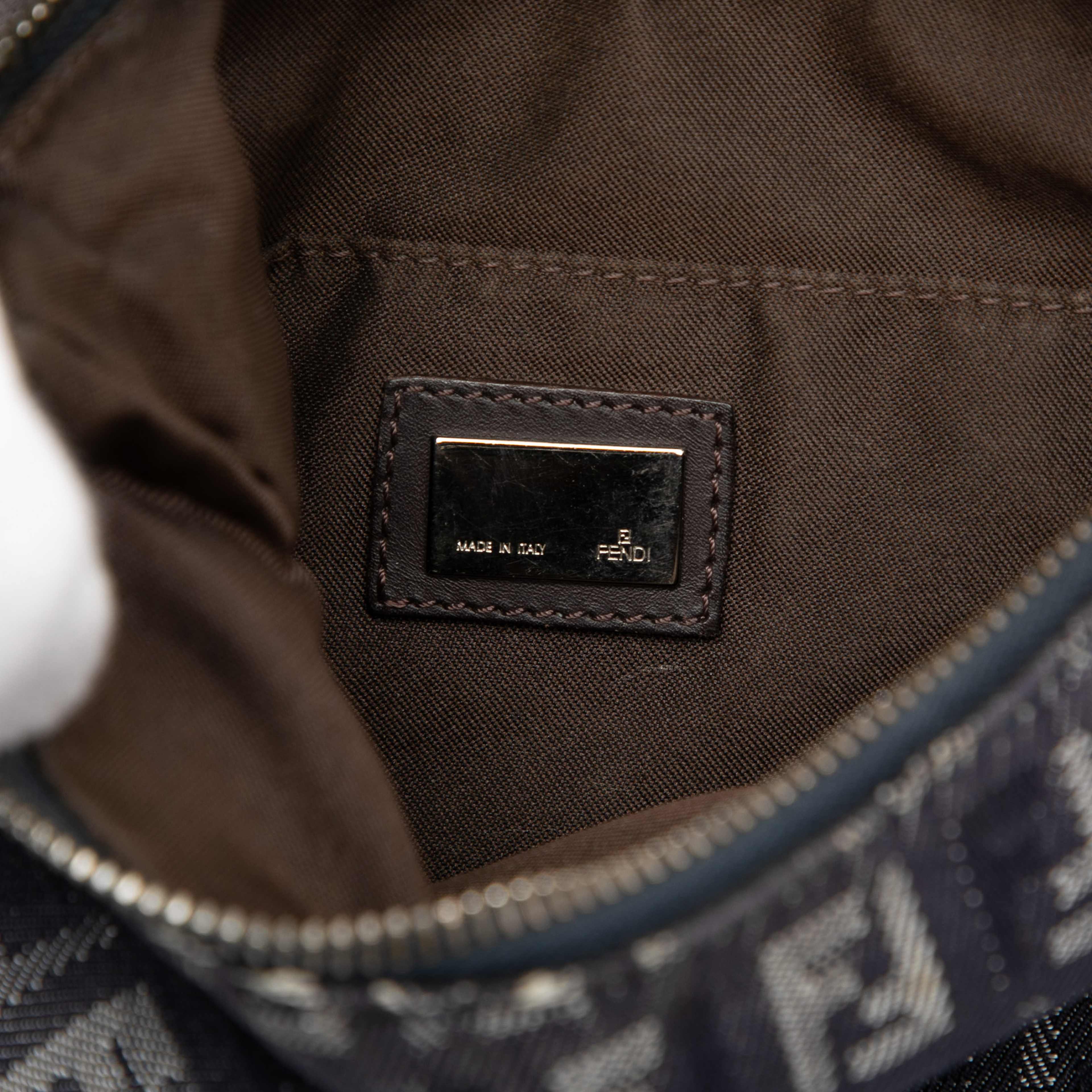 Fendi Zucchino Denim Oyster Shoulder Bag, från Luxclusif, i färgen navy. Klicka för att öppna bilden i stort format