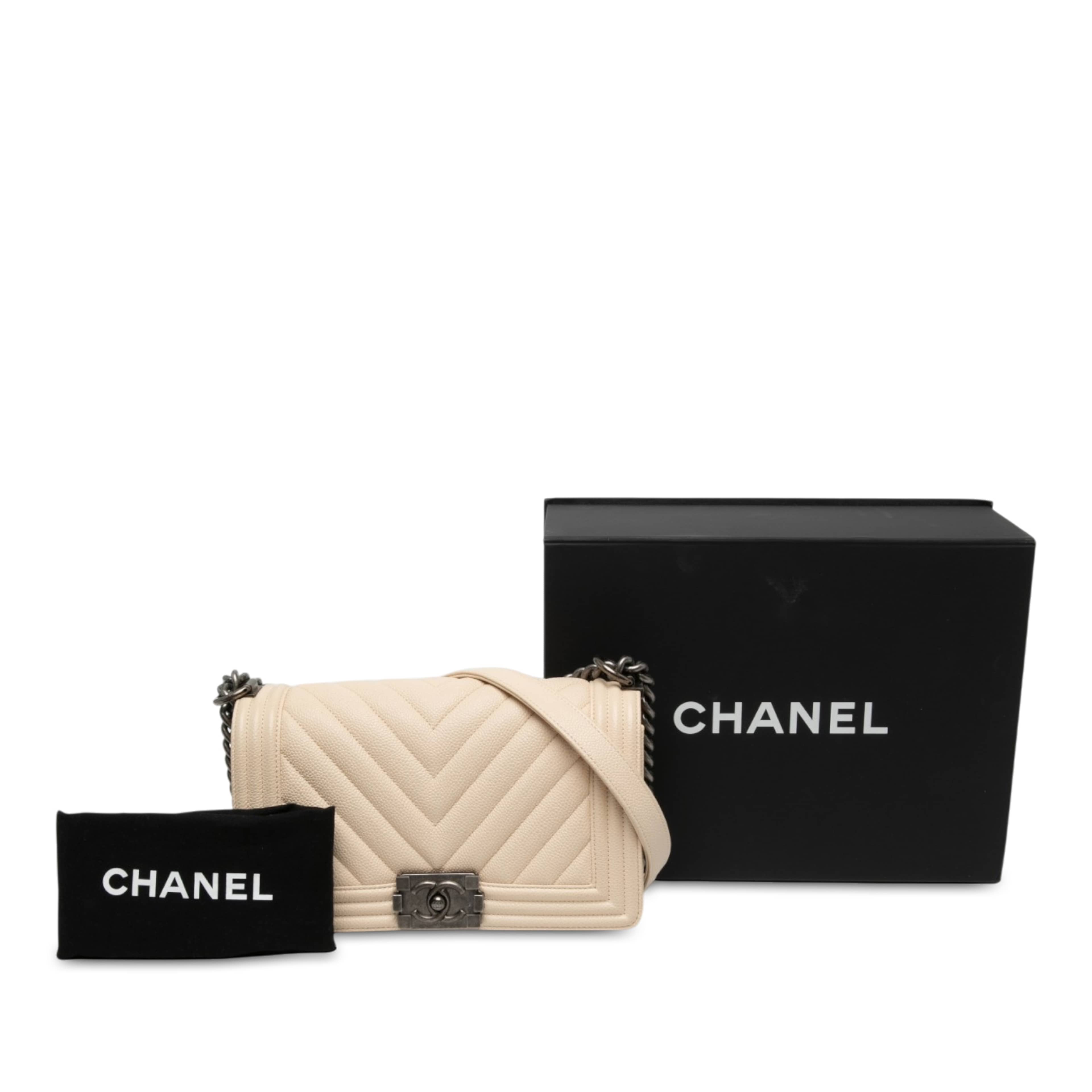 Chanel Old Medium Chevron Caviar Boy Flap, från Luxclusif, i färgen brun. Klicka för att öppna bilden i stort format