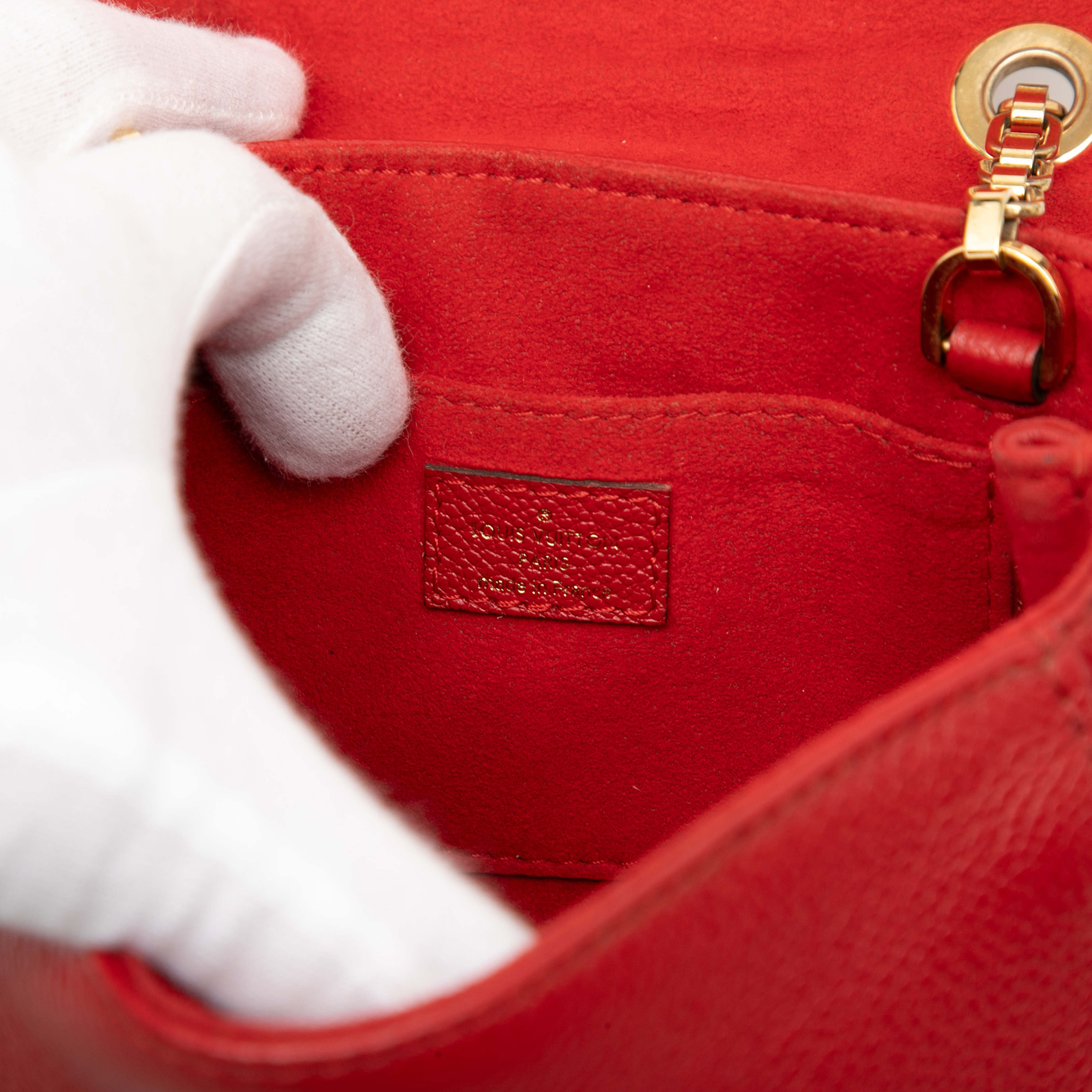 Louis Vuitton Monogram Empreinte Saint Germain Bb, från Luxclusif, i färgen röd. Klicka för att öppna bilden i stort format